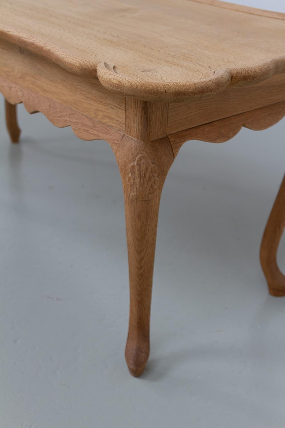 Danish Sculptural Solid Oak Coffee Table by Frits Henningsen, 1940s. In Good Condition For Sale In Asaa, DK