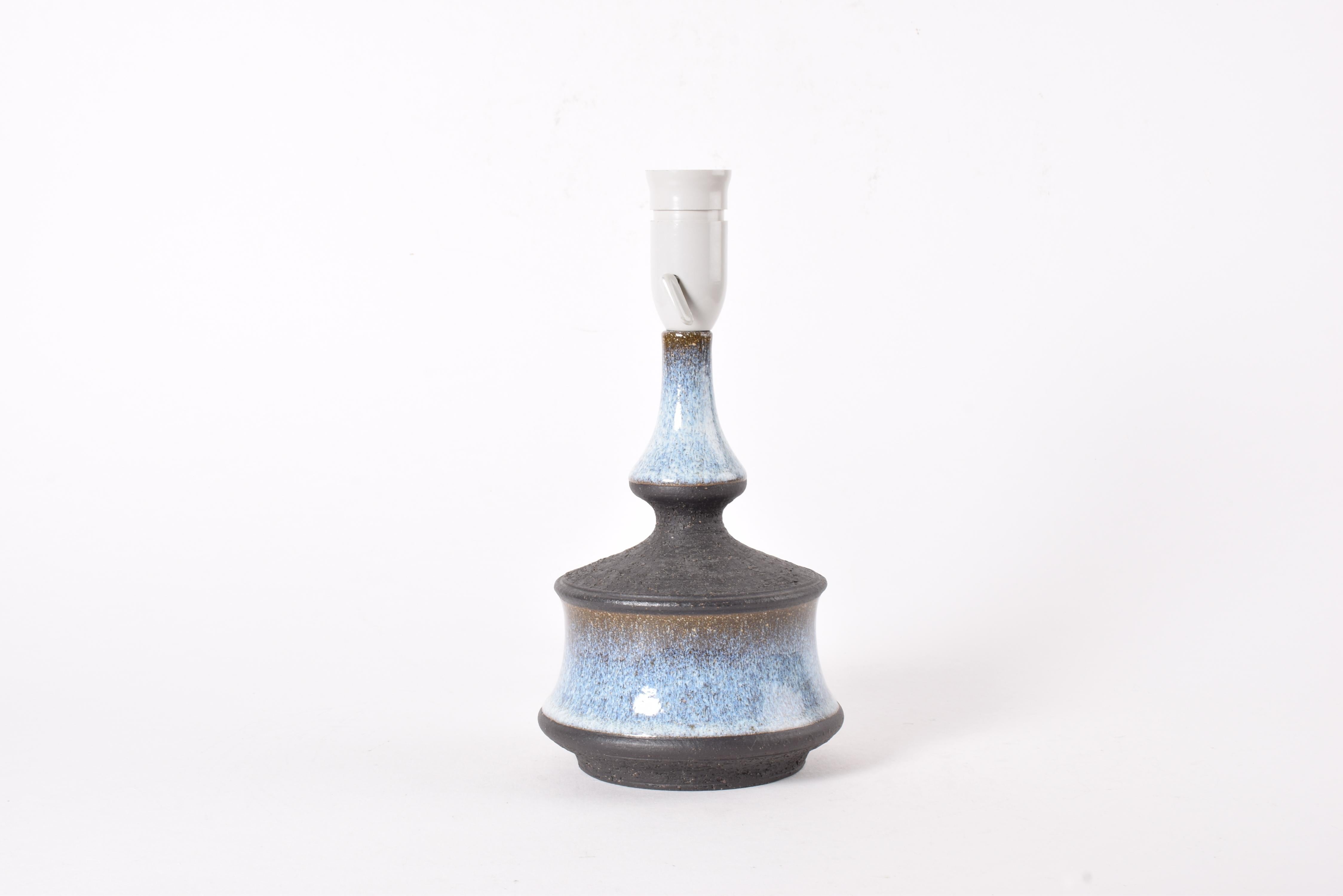 Mid-Century moderno Lampada da tavolo scultorea danese Blue Brown di Helge Bjufstrøm, ceramica moderna anni '70 in vendita
