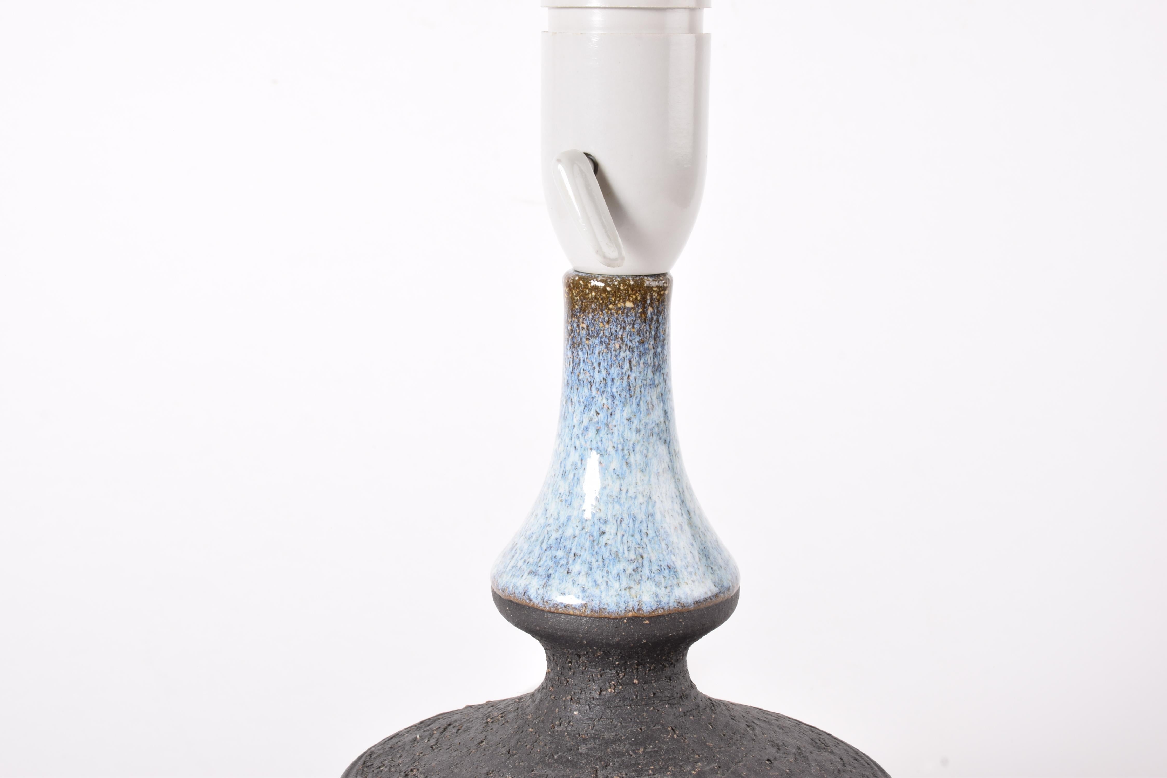 Lampada da tavolo scultorea danese Blue Brown di Helge Bjufstrøm, ceramica moderna anni '70 In condizioni buone in vendita a Silkeborg, Silkeborg