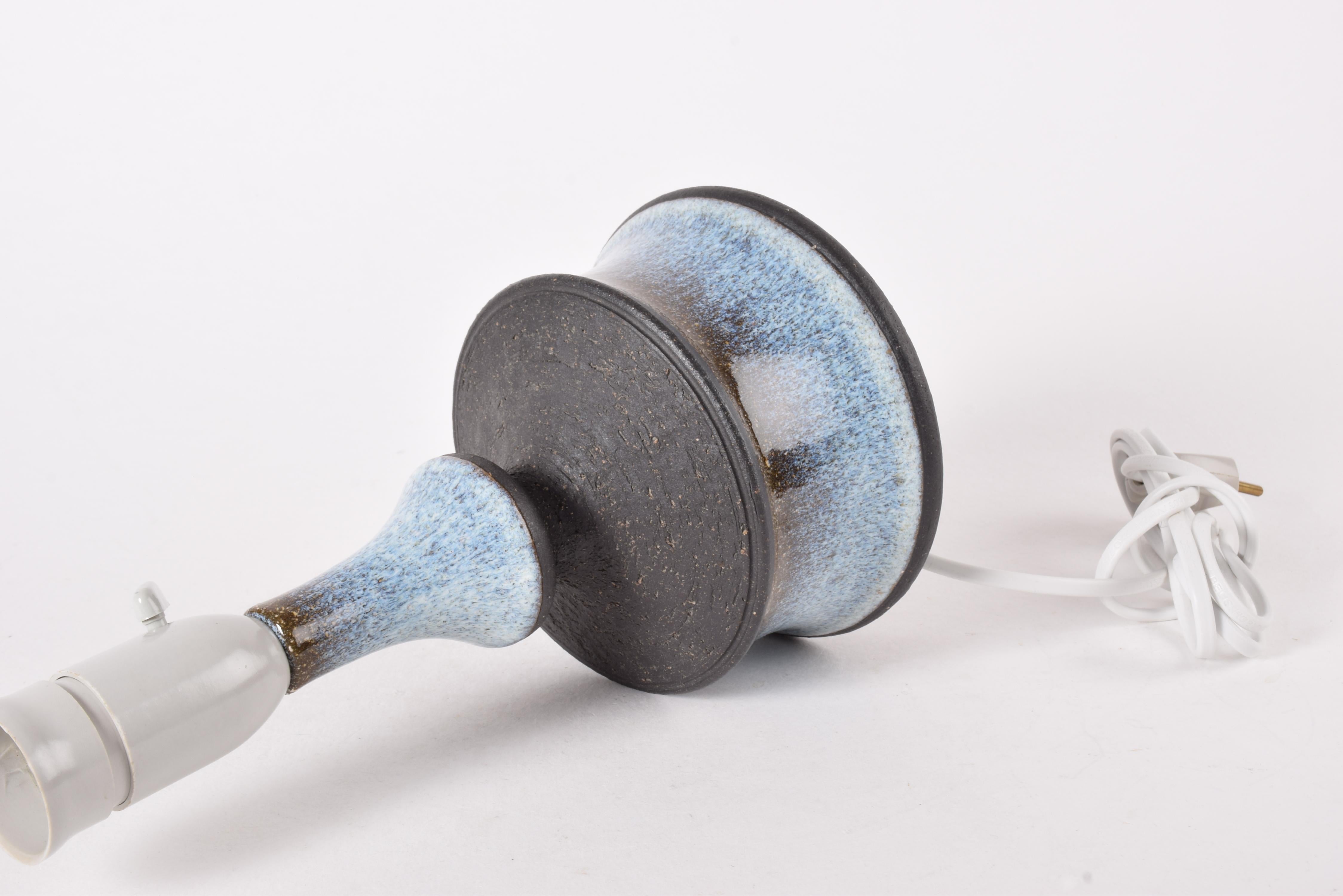 Metà XX secolo Lampada da tavolo scultorea danese Blue Brown di Helge Bjufstrøm, ceramica moderna anni '70 in vendita
