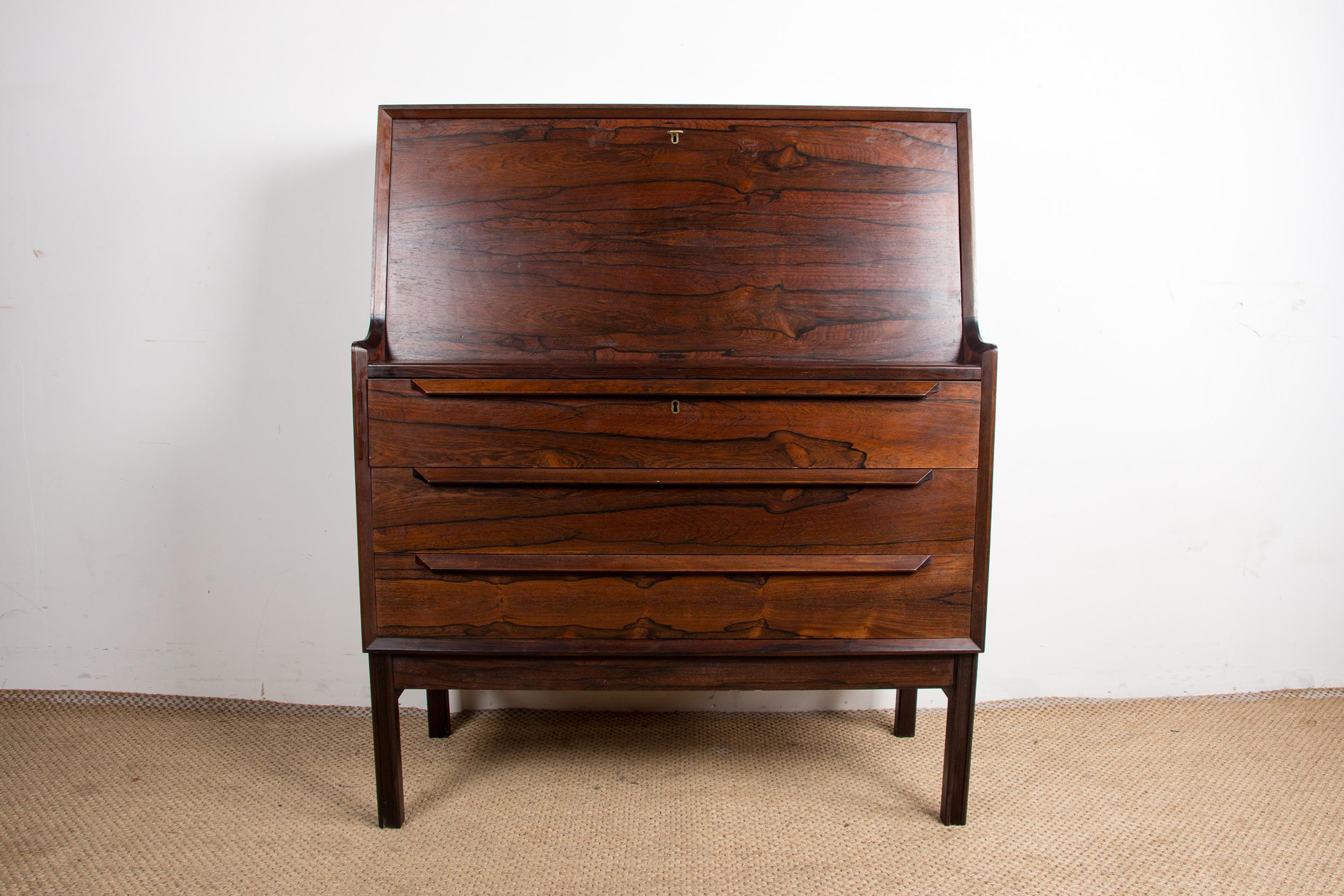 Superb Scandinavian secretary. 3 large drawers on the lower part, a hinged door, which locks with a key, offers, when opened, a large work space. Inside 2 drawers and 3 small storage compartments. Furniture with a sober and refined design, very well