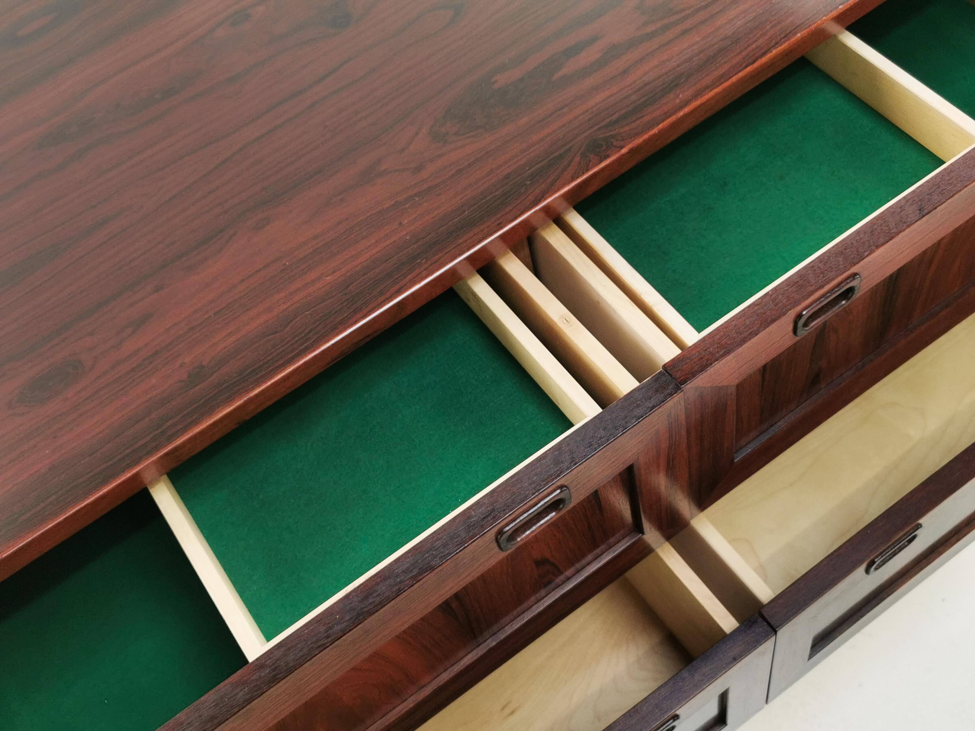 Danish rosewood sideboard

High-quality Danish rosewood chest of drawers from the 1970s and manufactured by Sejling Skabe.

Featuring two cupboard doors with recessed door pulls, and internal shelving. 

We have raised the unit on solid timber