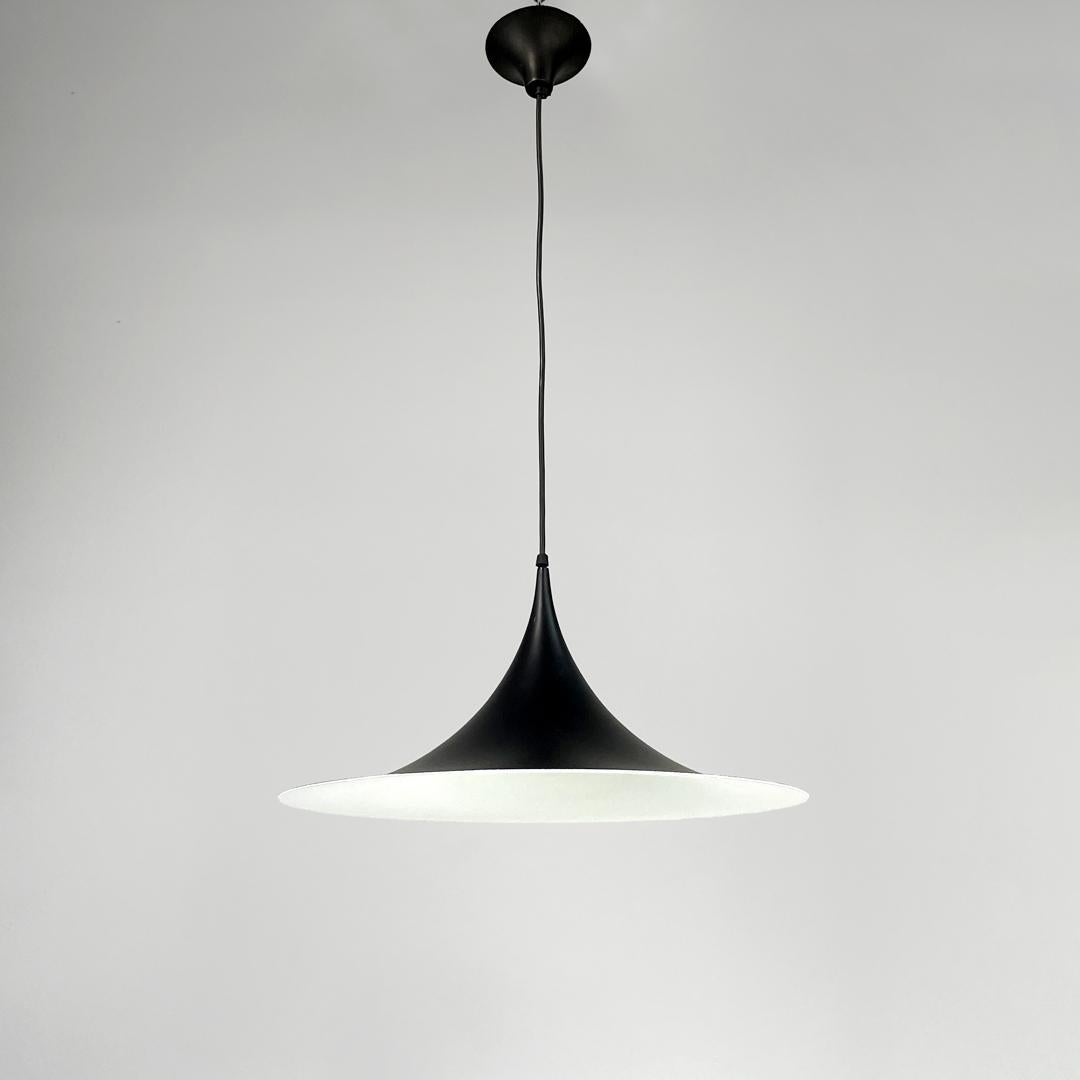 Lampadario Semi danese di Claus Bonderup & Torsten Thorup per Fog & Mørup, 1955
Lampadario mod. Semi, di grandi dimensioni, con paralume a base rotonda in alluminio smaltato bianco all'interno e nero opaco all'esterno. The cable and the ceiling