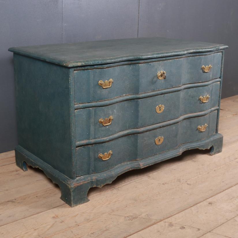 Large 18th century Danish painted serpentine front commode, 1760.

Dimensions
51 inches (130 cms) wide
28 inches (71 cms) deep
31 inches (79 cms) high.

   