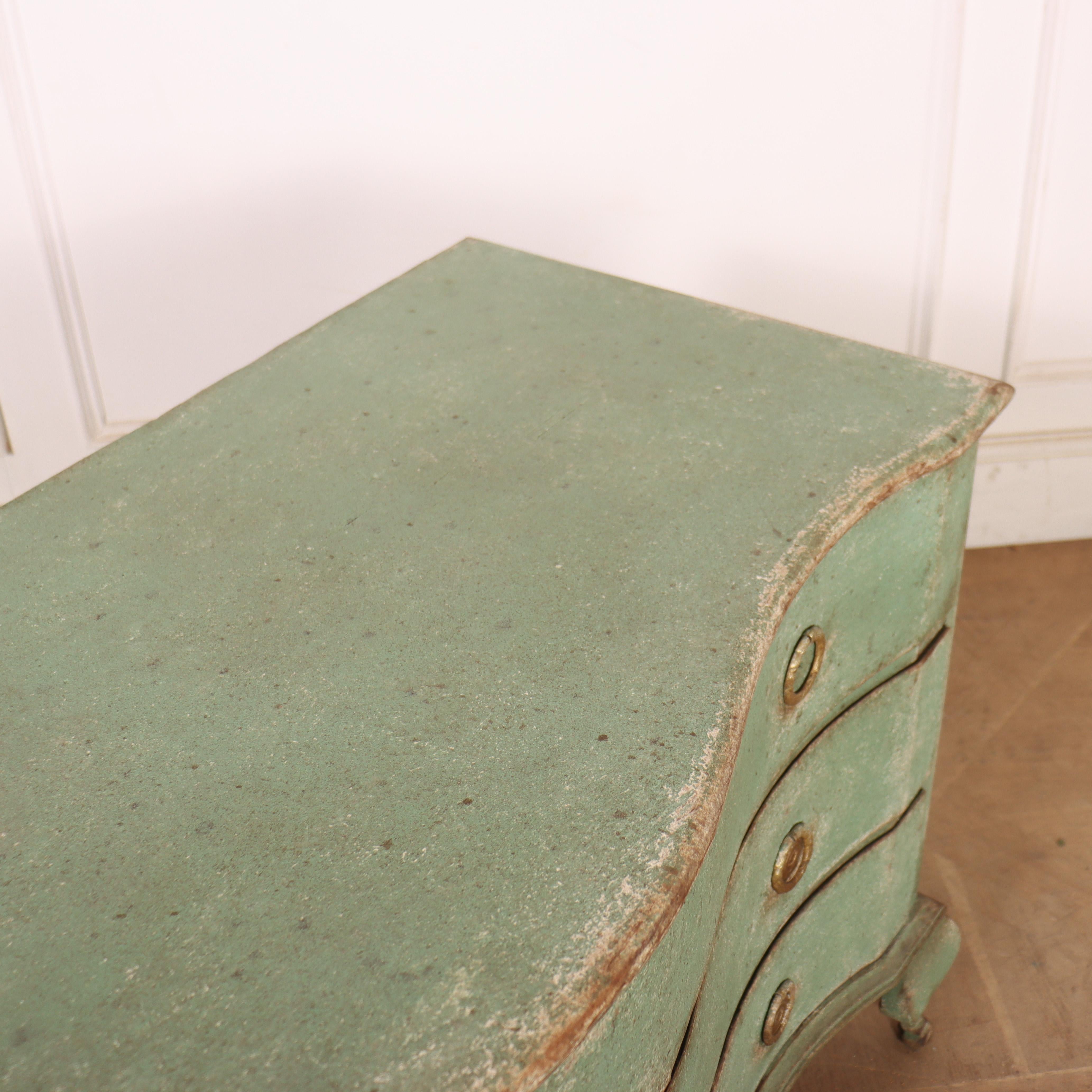 Commode danoise à façade serpentine en vente 4