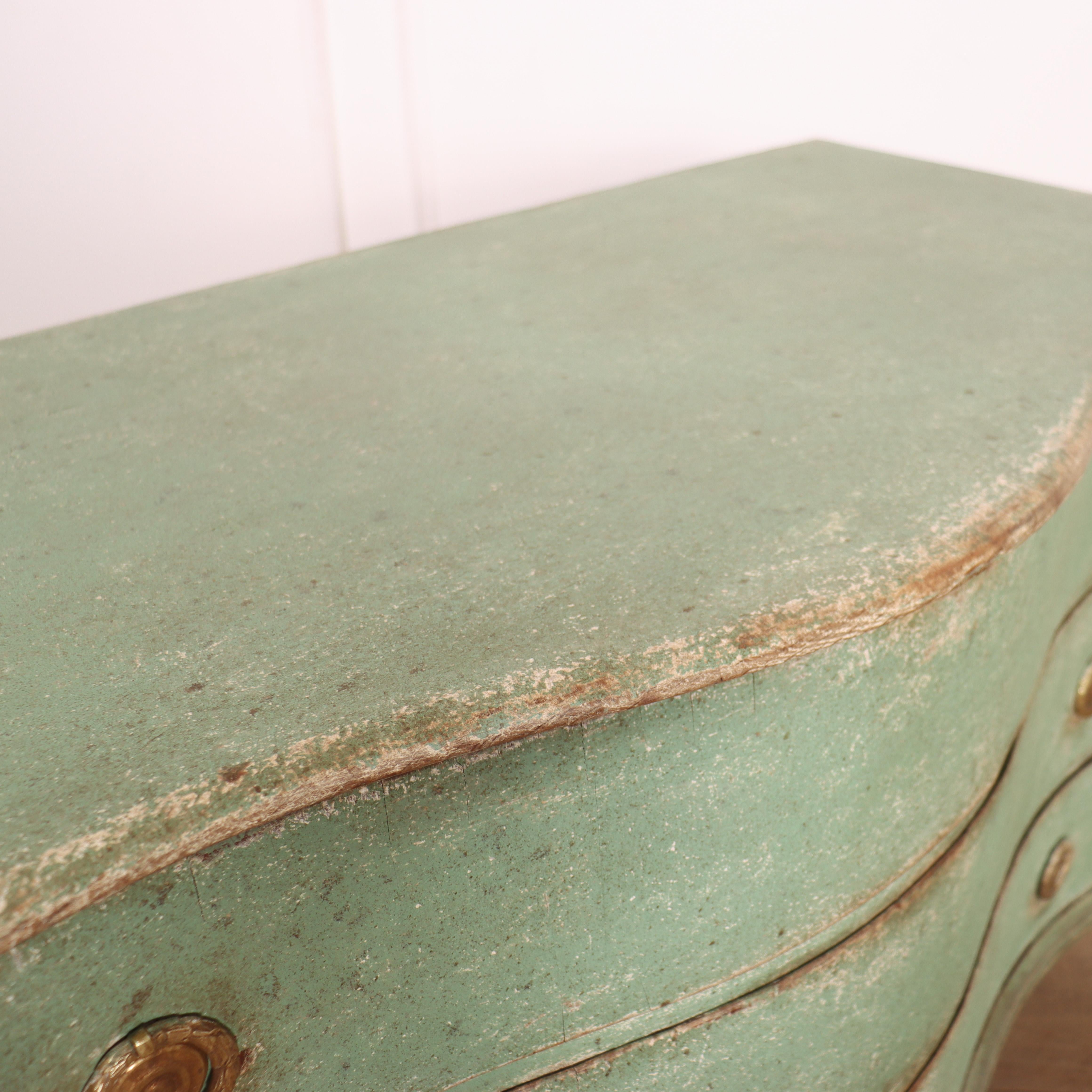 Commode danoise à façade serpentine en vente 5