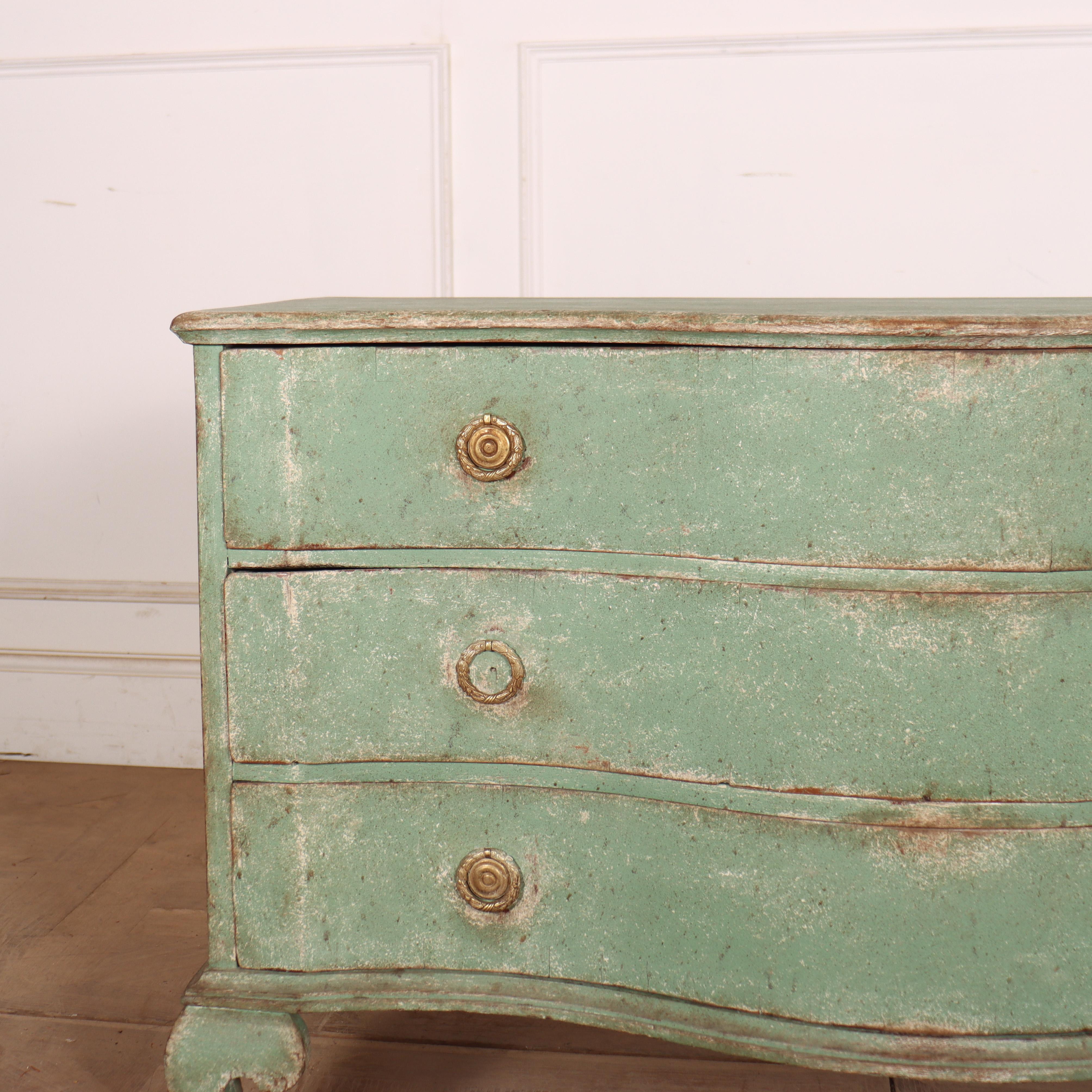 Jolie commode danoise de la fin du XVIIIe siècle en chêne à façade serpentine reposant sur des pieds cabrioles. 1780.


Code : 8927

Dimensions :
W: 44