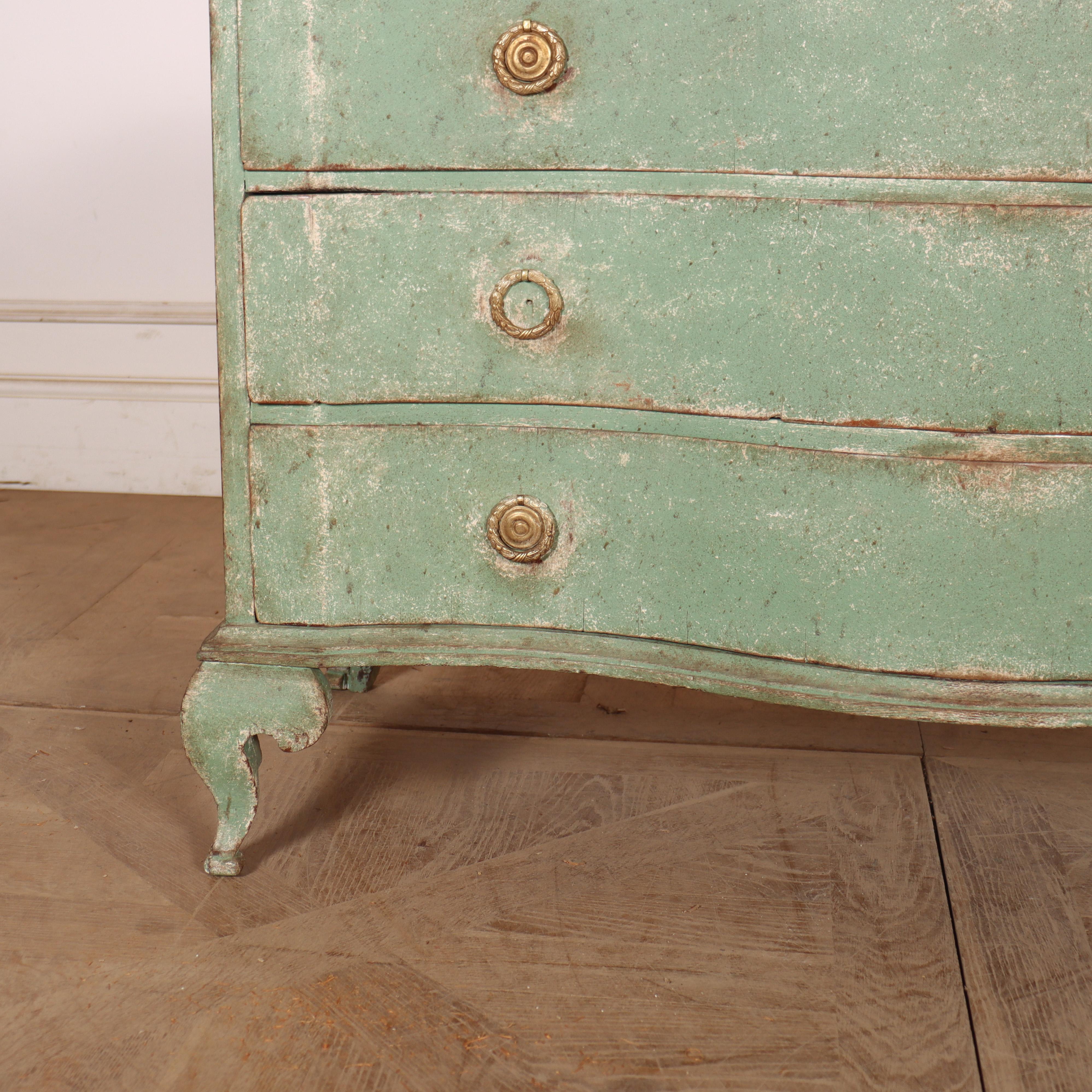 Danois Commode danoise à façade serpentine en vente