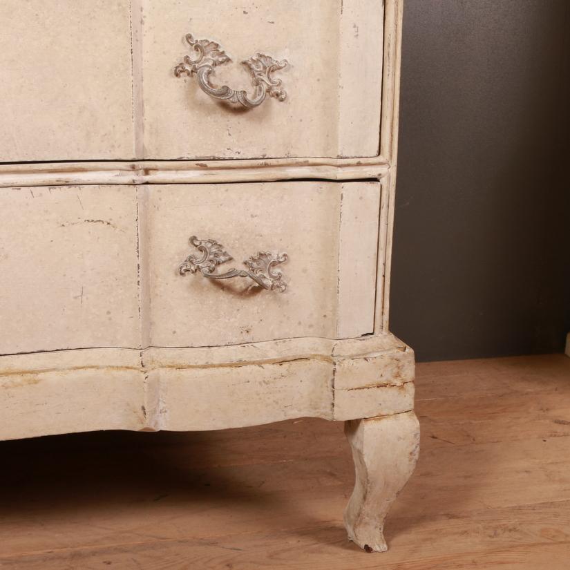 Danish Serpentine Front Commode In Good Condition For Sale In Leamington Spa, Warwickshire