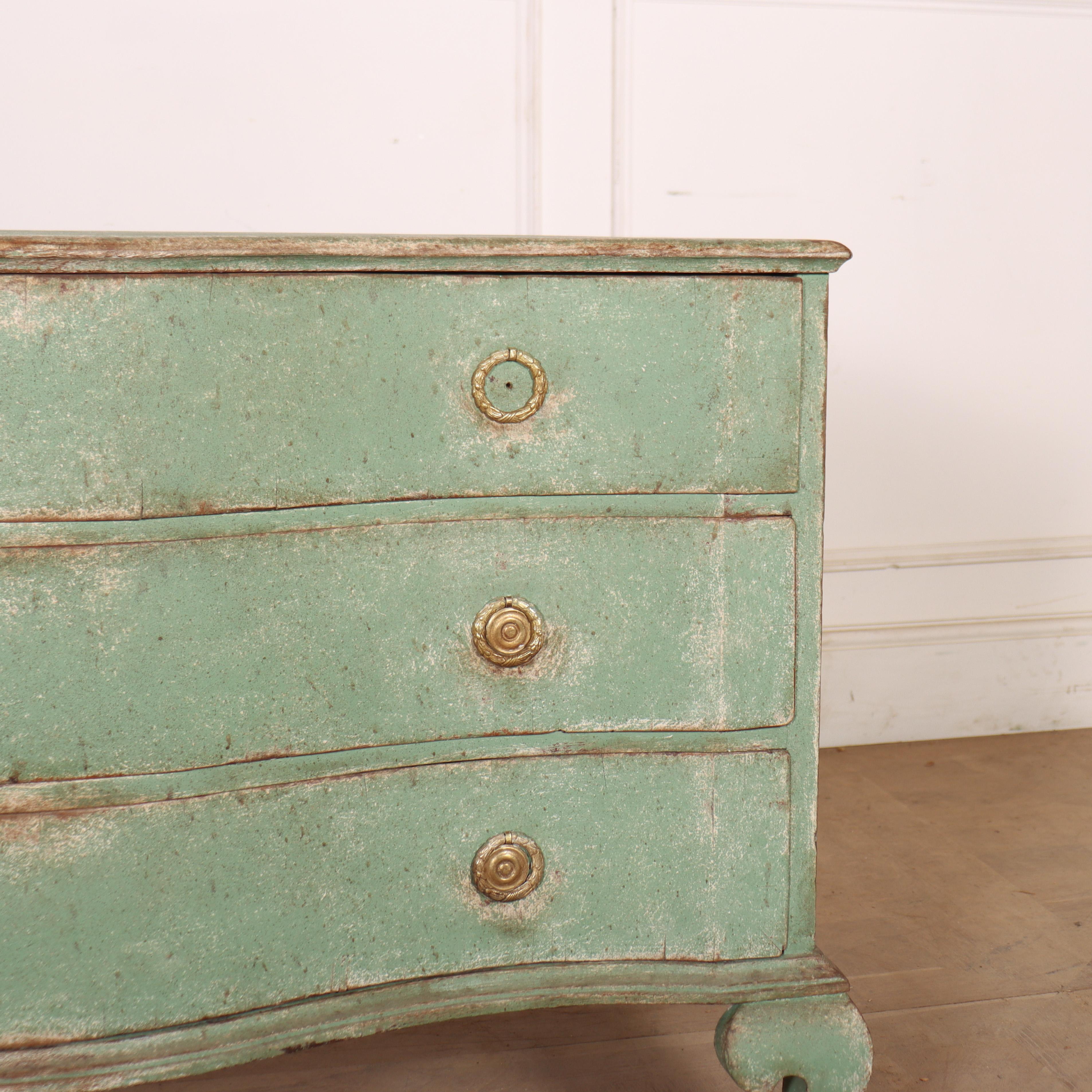 XVIIIe siècle et antérieur Commode danoise à façade serpentine en vente