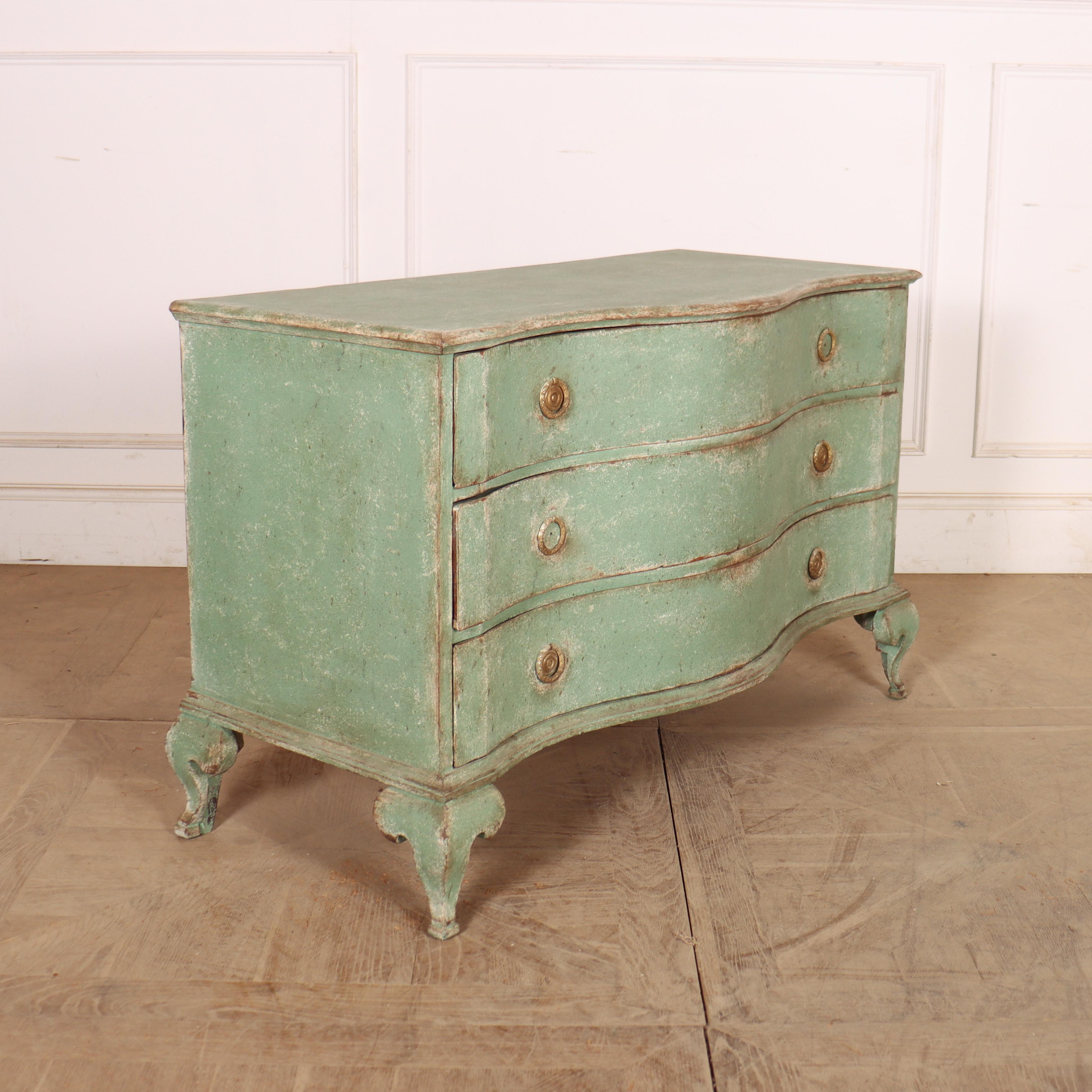 Chêne Commode danoise à façade serpentine en vente