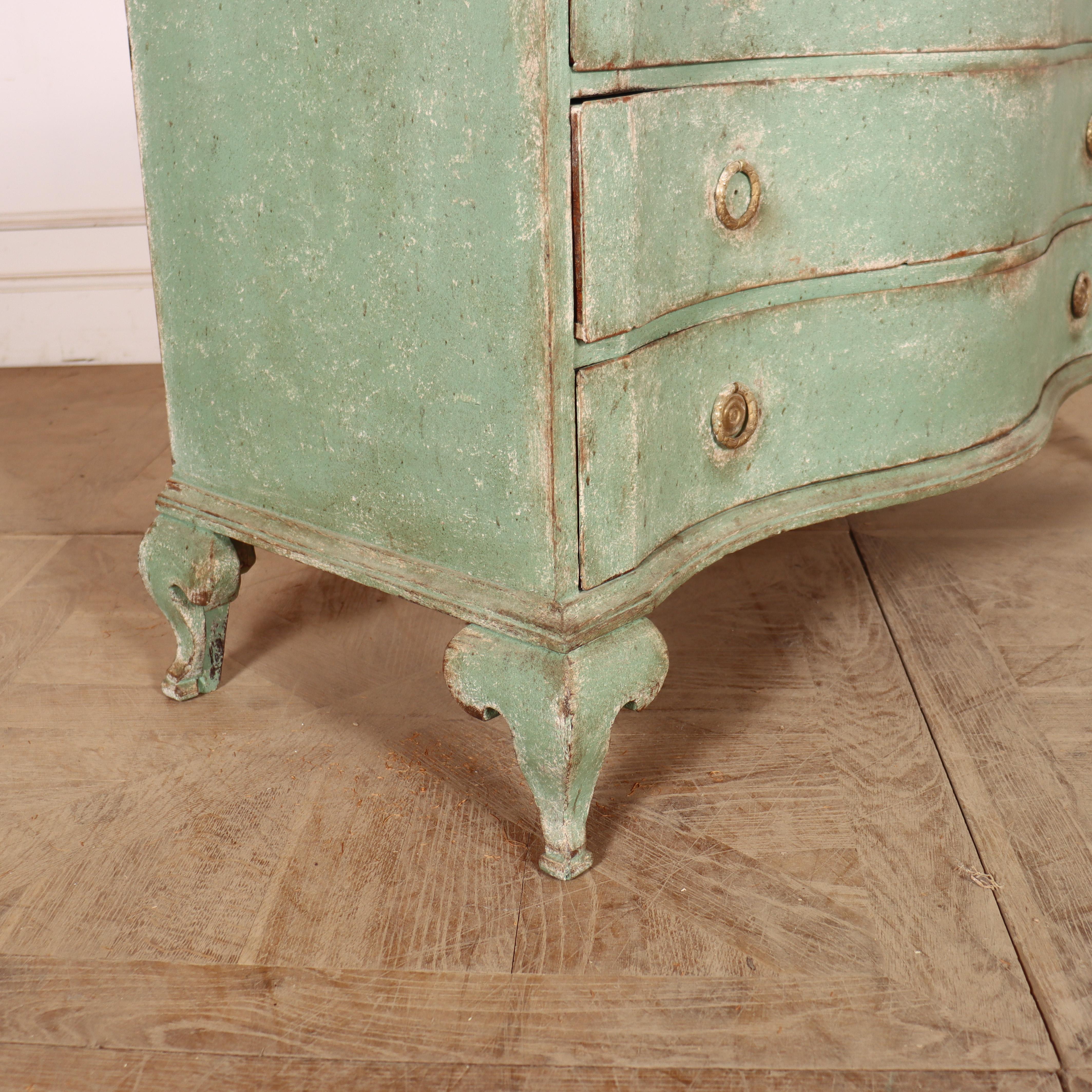 Commode danoise à façade serpentine en vente 1