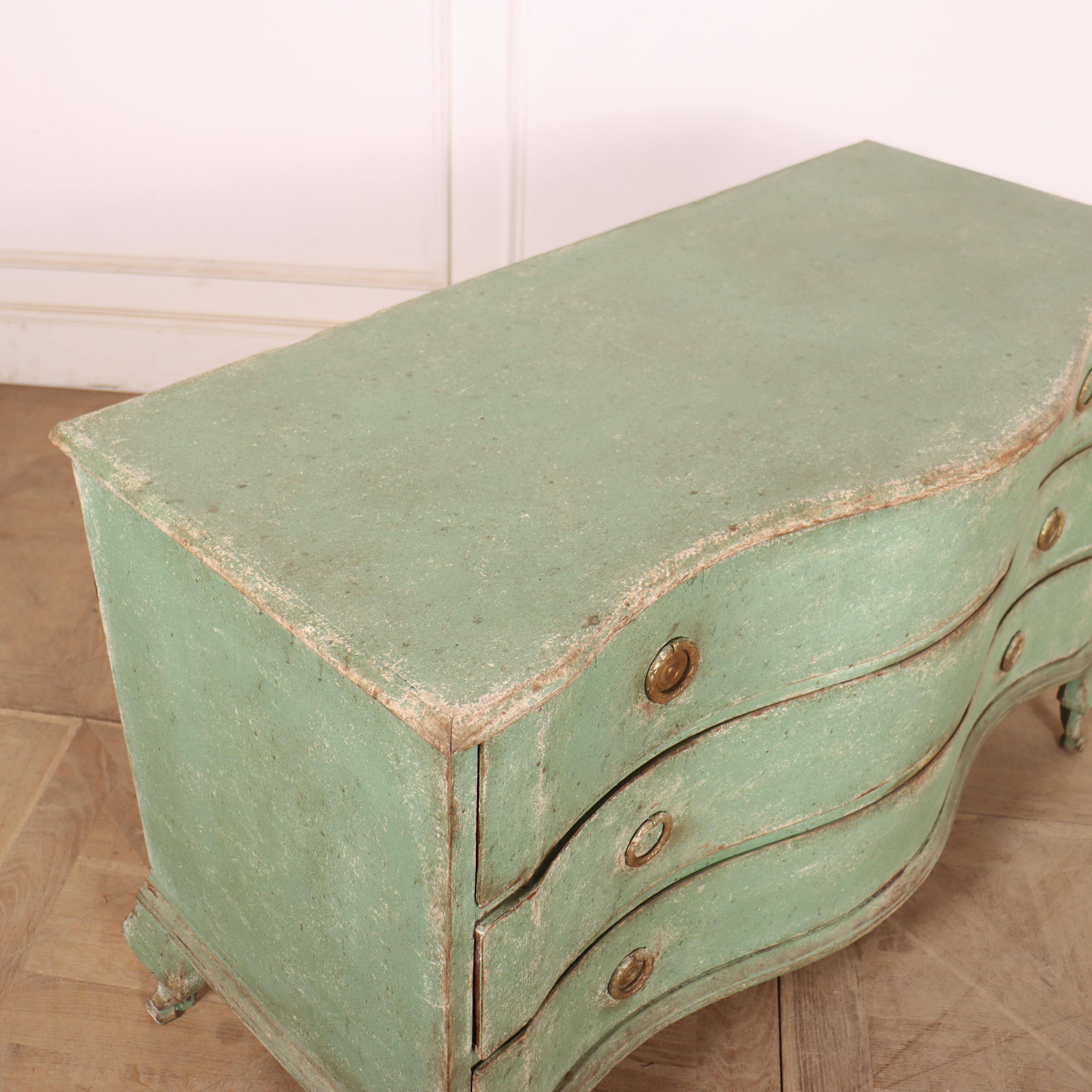 Commode danoise à façade serpentine en vente 3