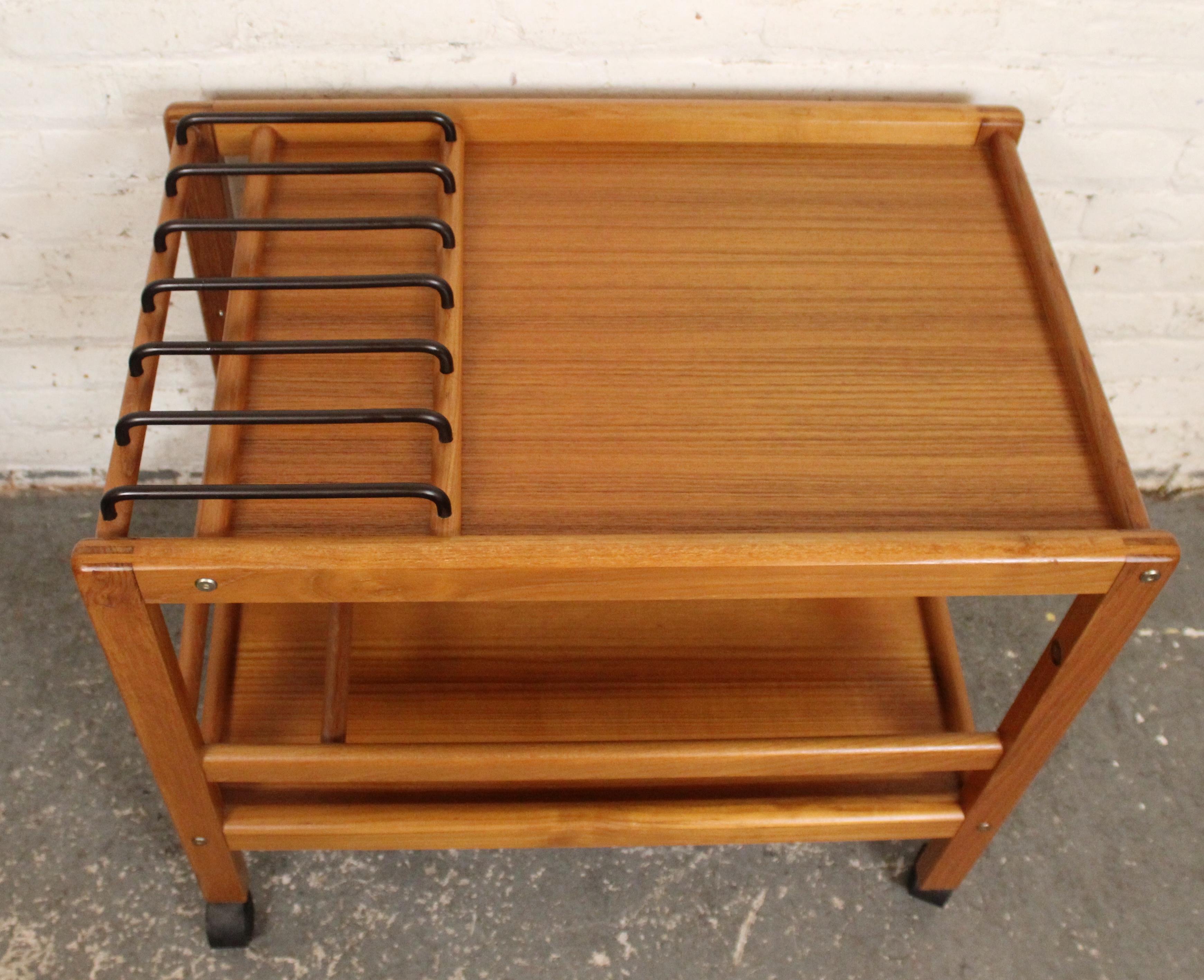 Este inusual carrito cuenta con un estante metálico en forma de barra que se pliega para utilizarlo como placa caliente. El diseño danés se completa con madera de teca clara, ángulos suavizados y juntas de caja redondeadas.
Por favor, confirma la