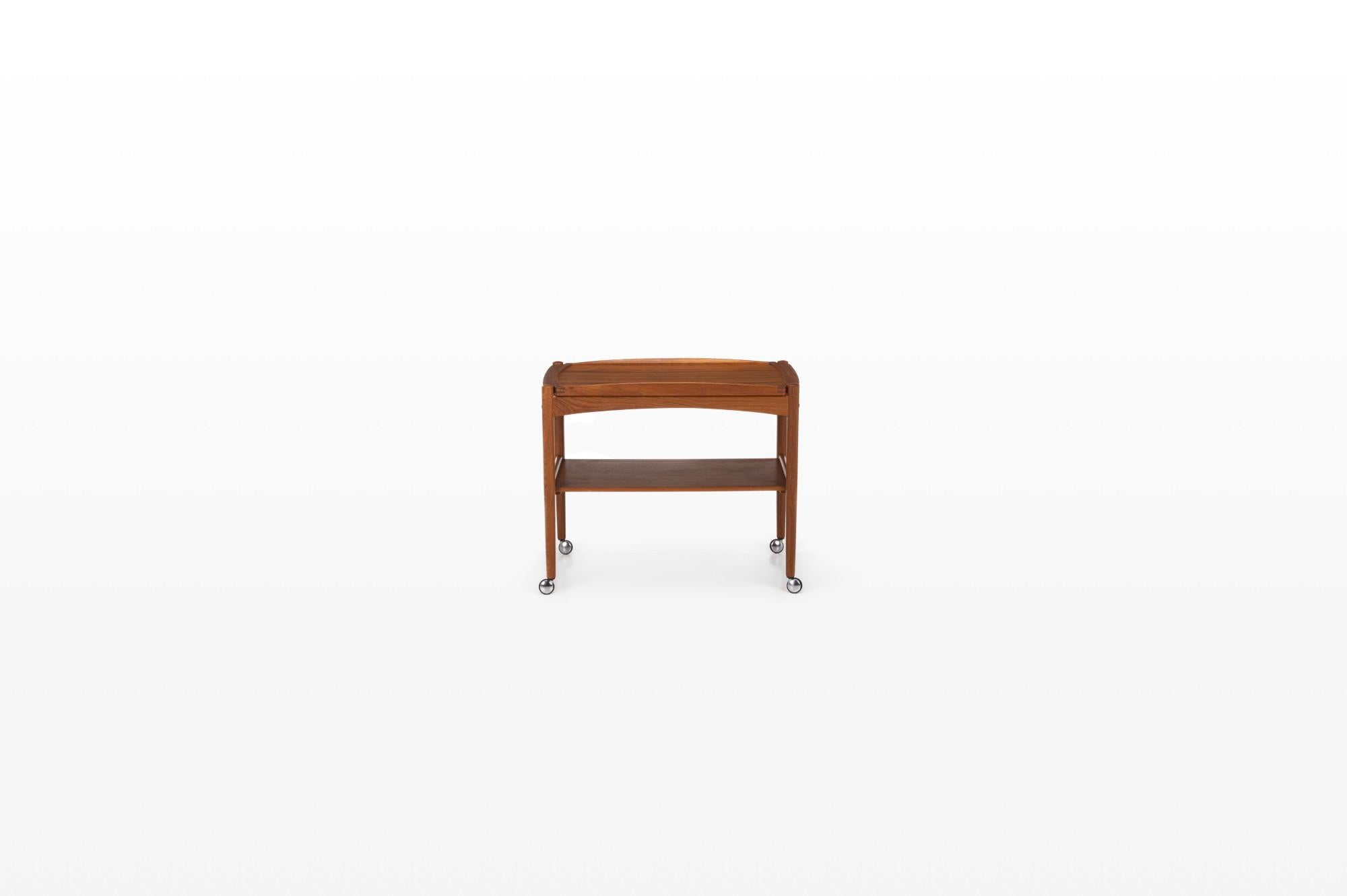 This vintage Danish teak serving trolley, designed by Poul Hundevad for Hundevad & Co., is a classic piece of mid-century design. It features one storage drawer and remains in excellent condition, showcasing the timeless quality and craftsmanship of