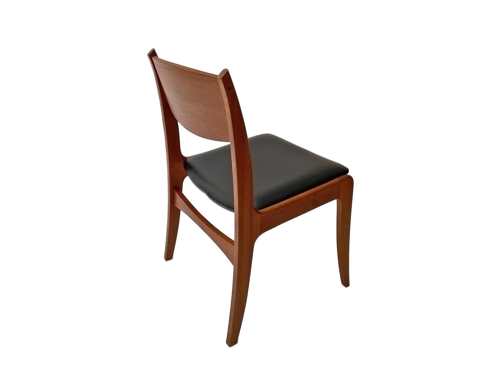 Danish Set of 4 Teak and Black Vinyl Dining Chairs, Mid Century 1960s For Sale 5