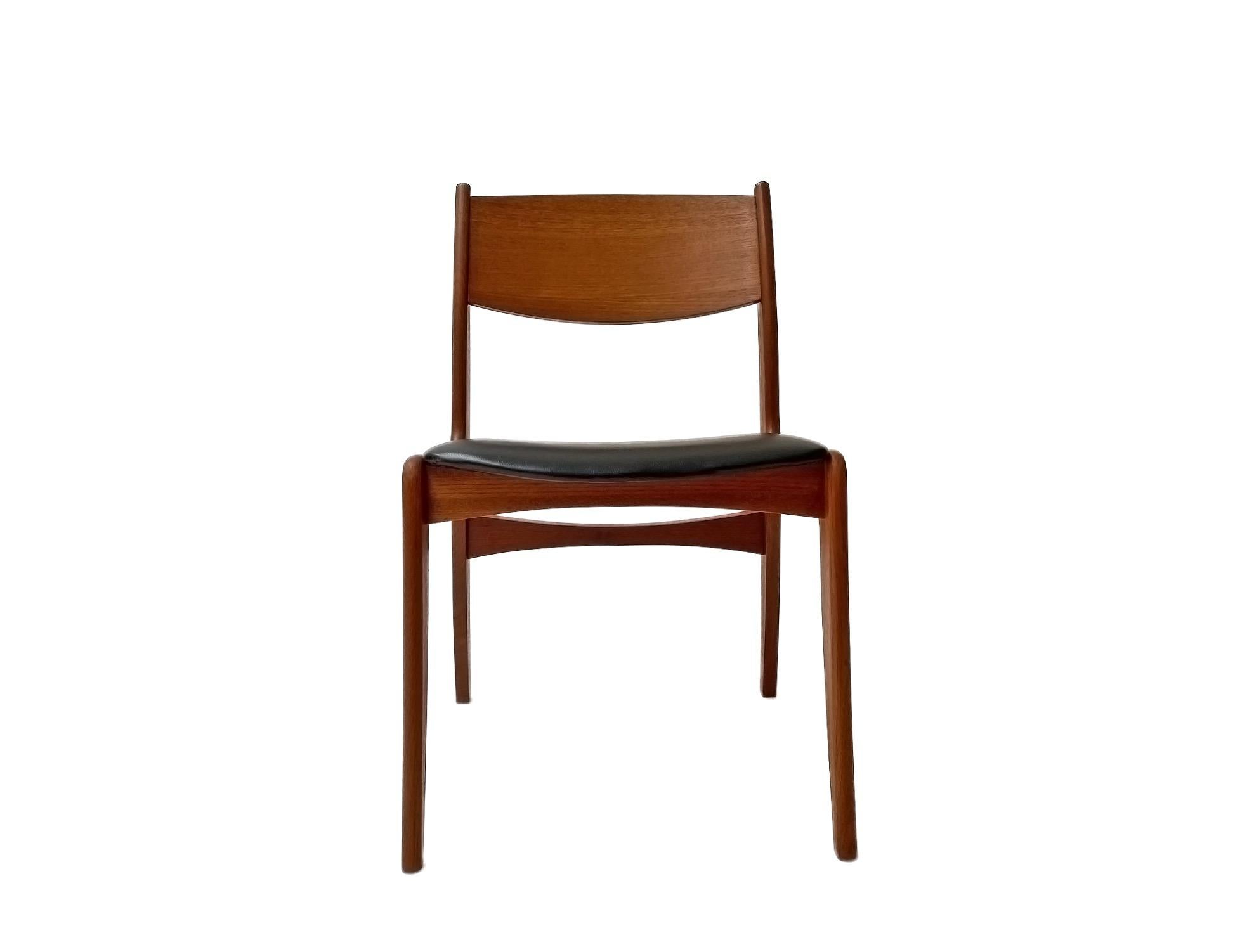 A beautiful set of 4 Danish teak & black vinyl dining chairs, these would make a stylish addition to any dining area.

The chairs have wide seat pads and sculptured timber backrests for enhanced comfort. A striking piece of classically designed