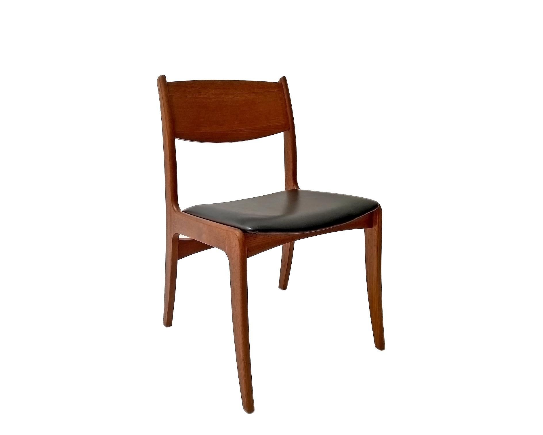 Mid-Century Modern Danish Set of 4 Teak and Black Vinyl Dining Chairs, Mid Century 1960s For Sale