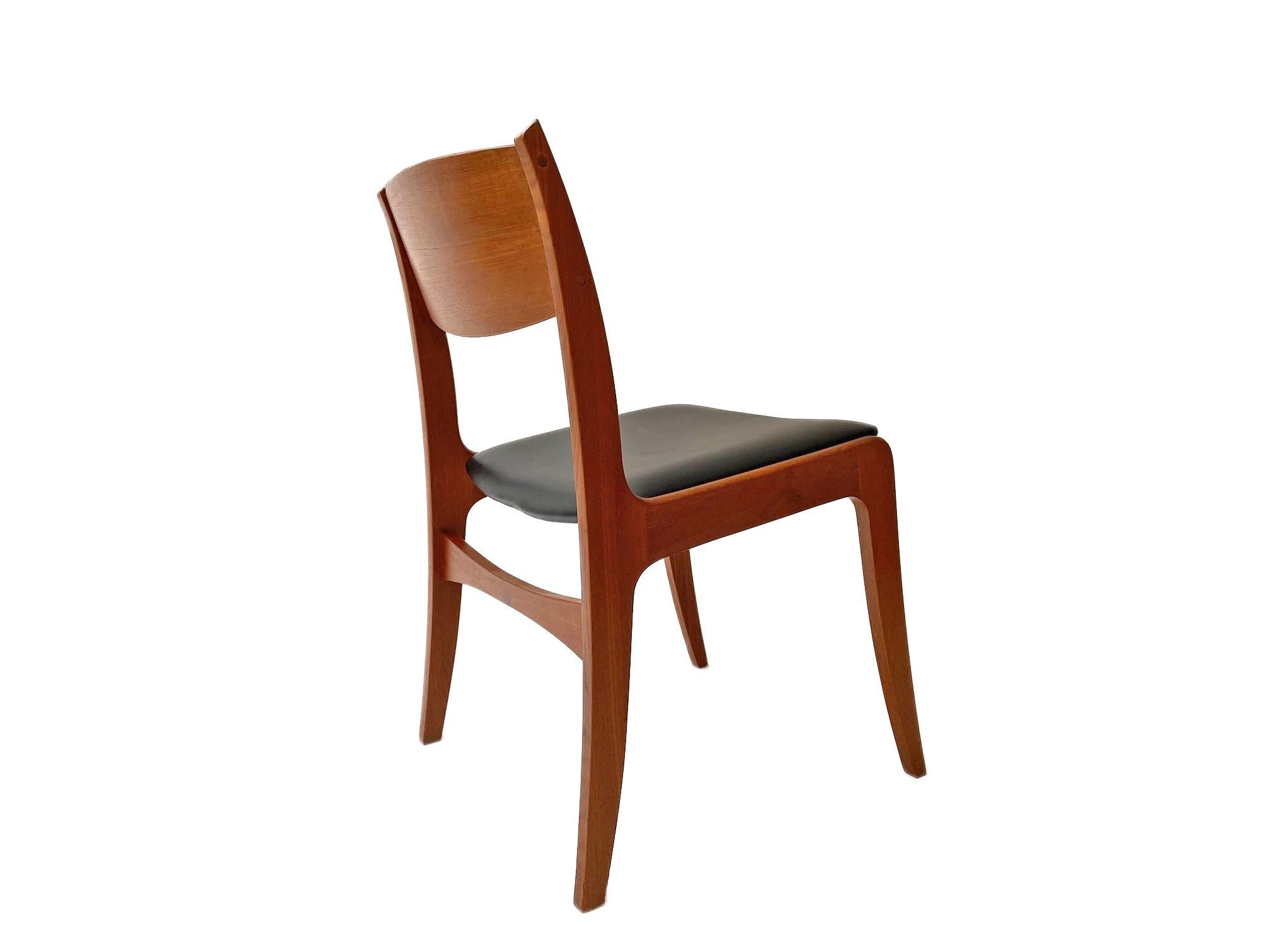 Danish Set of 4 Teak and Black Vinyl Dining Chairs, Mid Century 1960s In Excellent Condition For Sale In London, GB