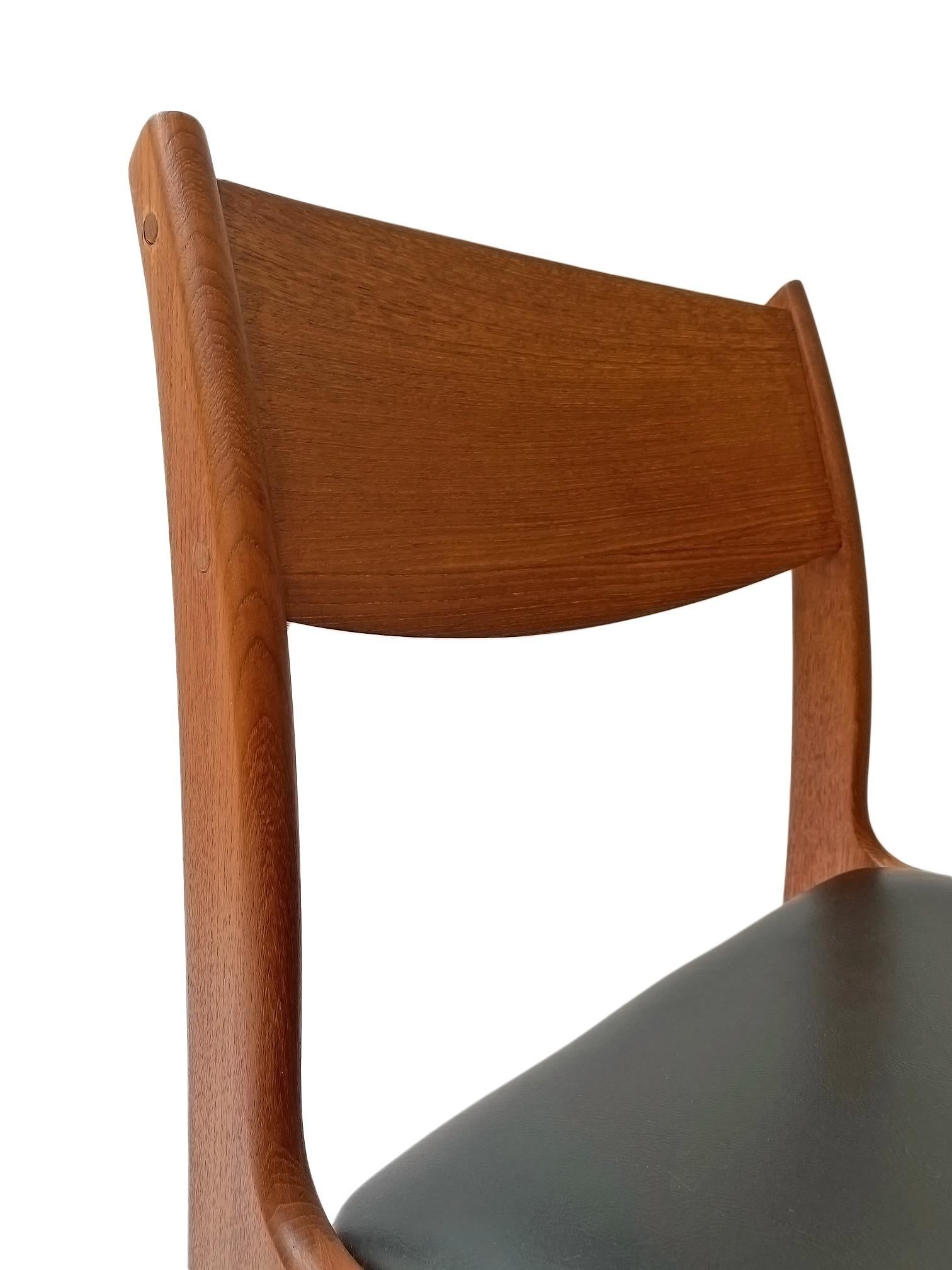 Danish Set of 4 Teak and Black Vinyl Dining Chairs, Mid Century 1960s For Sale 1