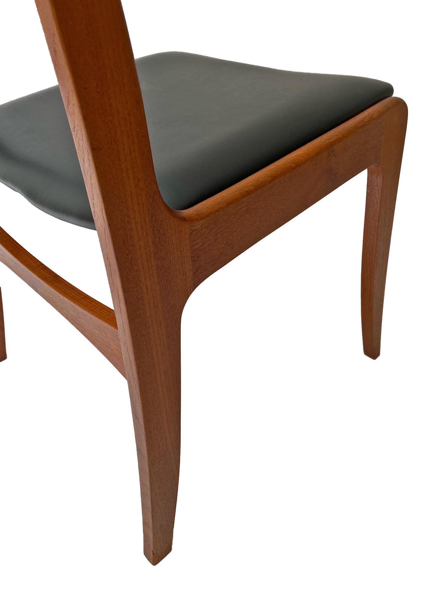 Danish Set of 4 Teak and Black Vinyl Dining Chairs, Mid Century 1960s For Sale 2