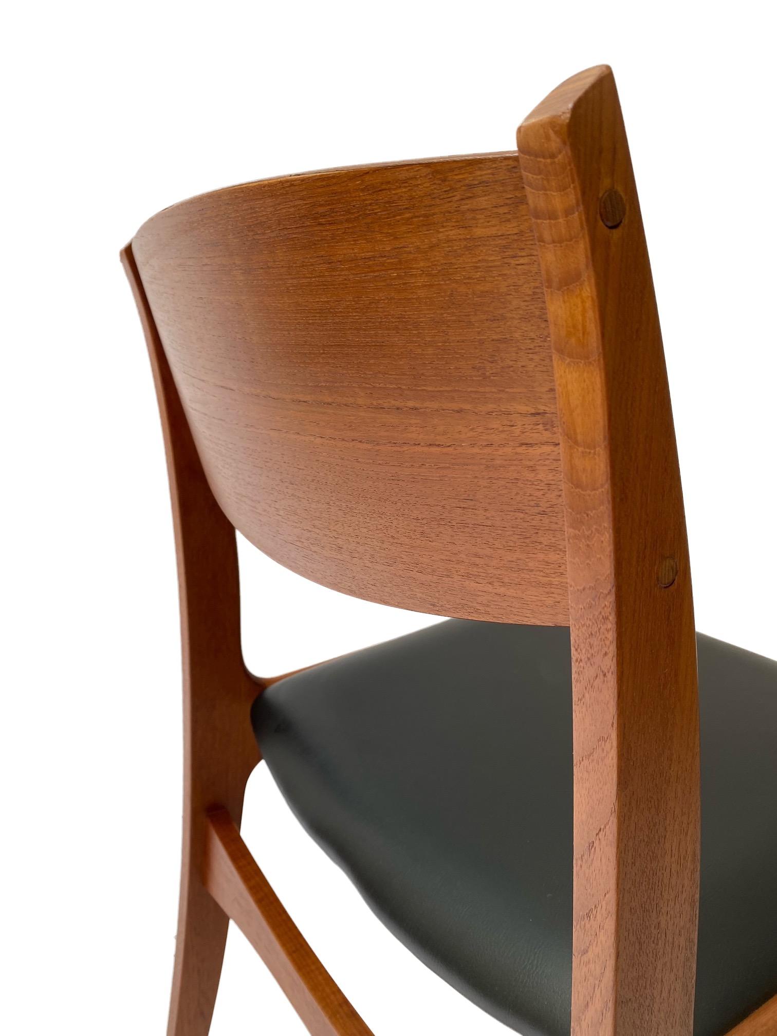 Danish Set of 4 Teak and Black Vinyl Dining Chairs, Mid Century 1960s For Sale 3