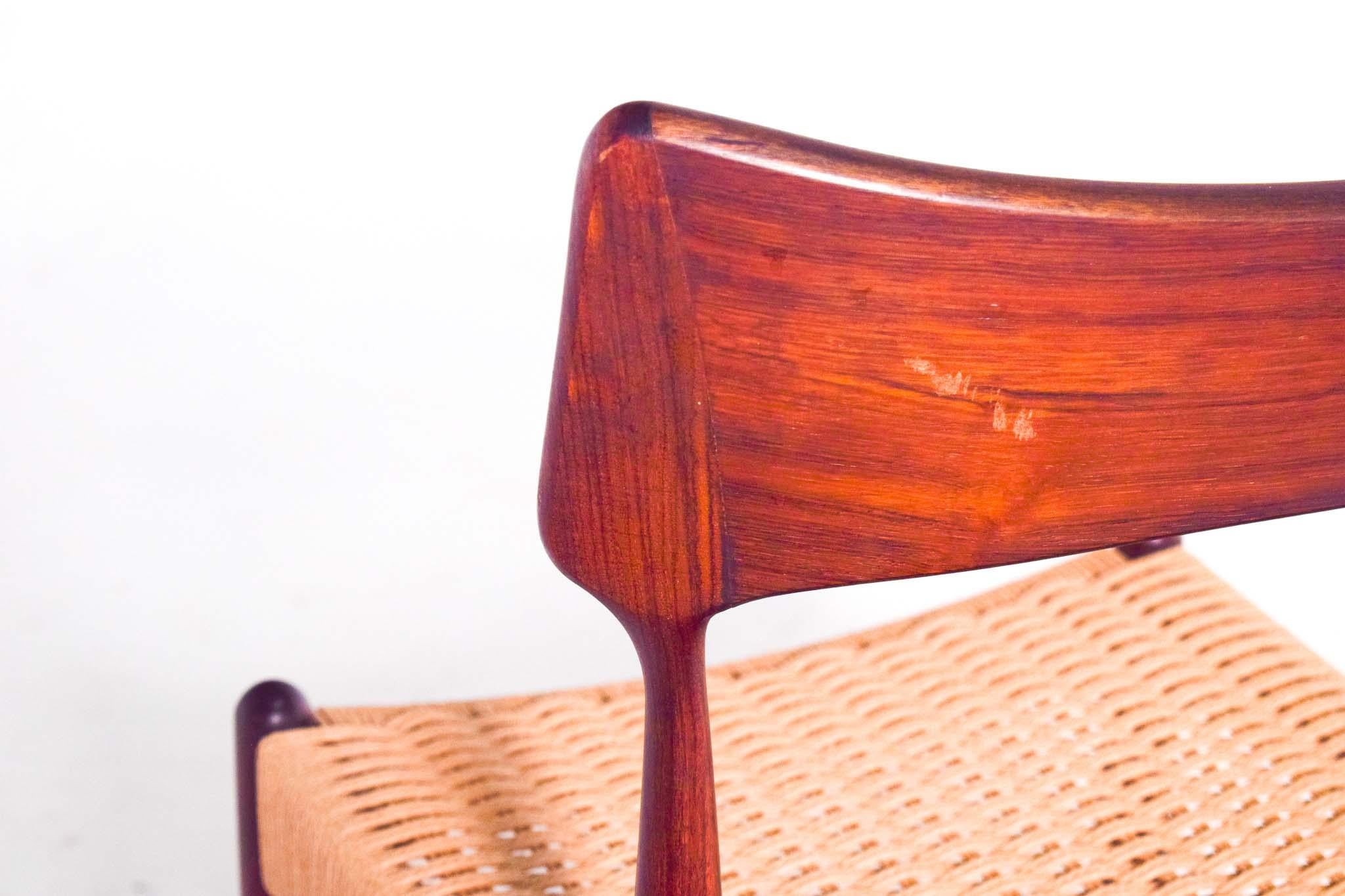 Questo set di 6 sedie da pranzo è prodotto da Bernhard Pedersen & Son. Le sedie sono in legno massello di palissandro con venature chiare che contrastano con quelle più scure e hanno una bellissima imbottitura in papercord beige. Il design è