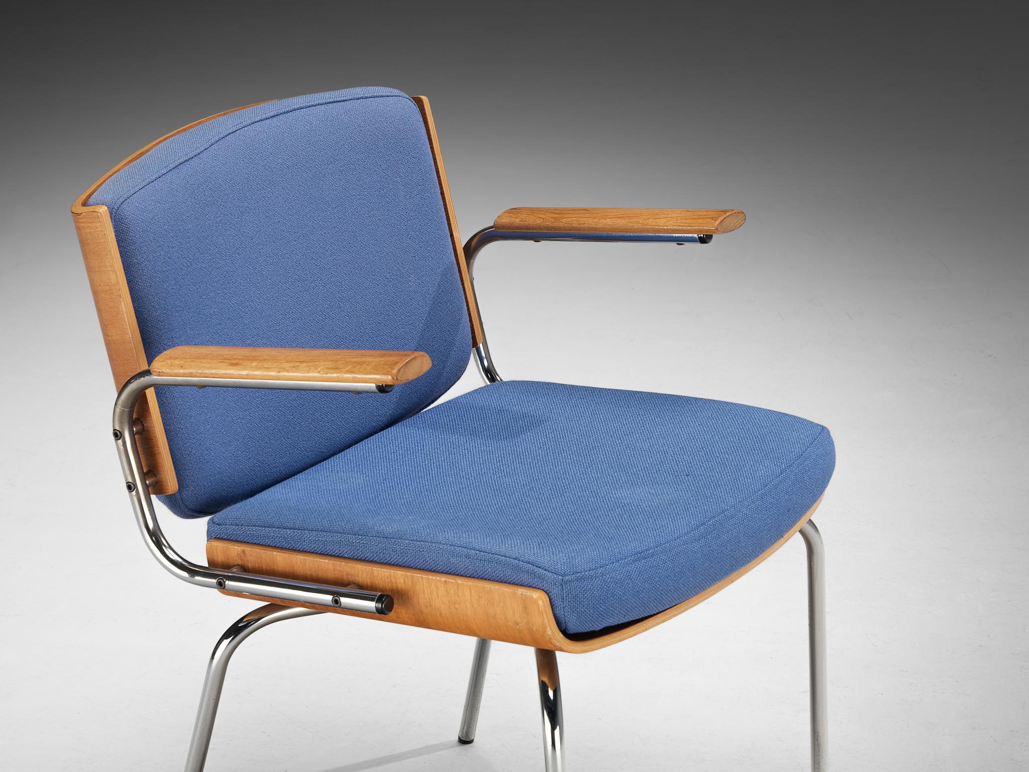 Danois Ensemble danois de huit fauteuils en chêne et chrome avec tapisserie bleue  en vente