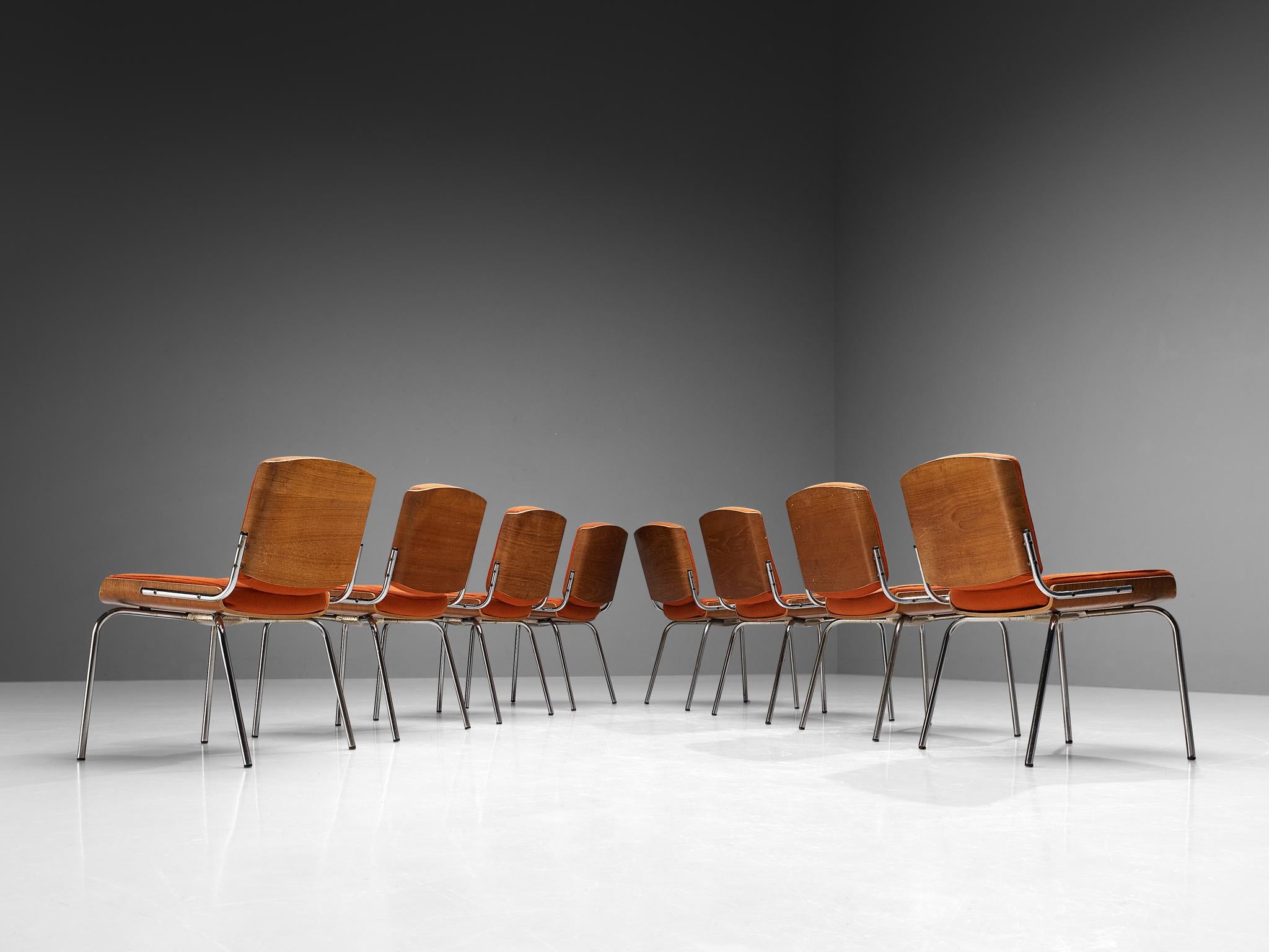 Scandinave moderne Ensemble danois de huit chaises de salle à manger en chêne et tapisserie rouge  en vente