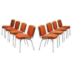 Ensemble danois de huit chaises de salle à manger en chêne et tapisserie rouge 