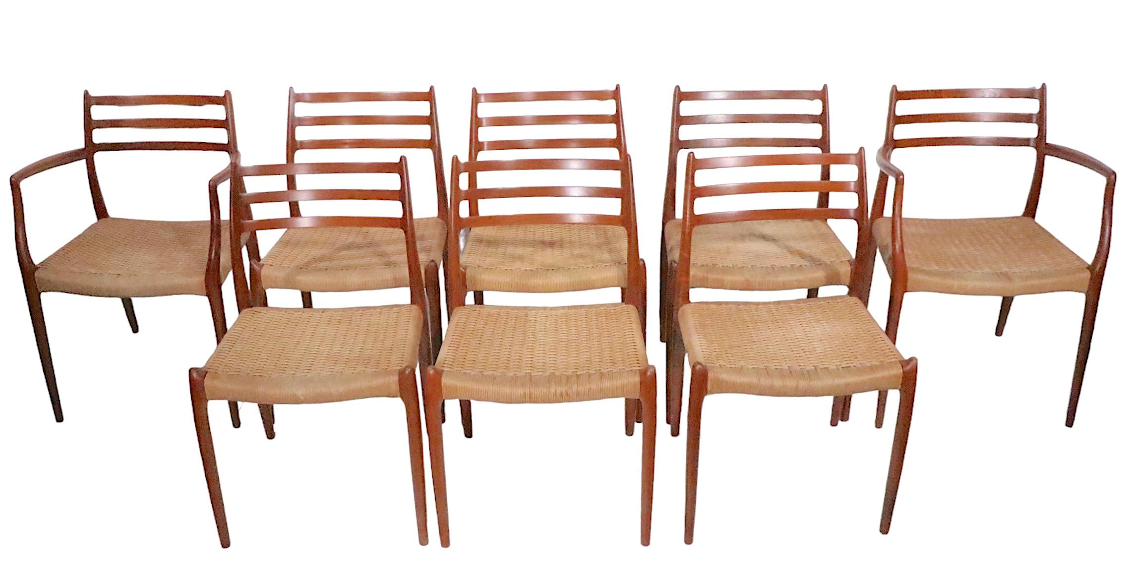 Außergewöhnlicher Satz von acht Esszimmerstühlen, entworfen von Niels Otto Moller, hergestellt in Dänemark in der J.L.Moller Mobelfabrik um 1960. Das Set besteht aus zwei Sesseln (Modell 62) und sechs Beistellstühlen (Modell 78). Die Stühle haben