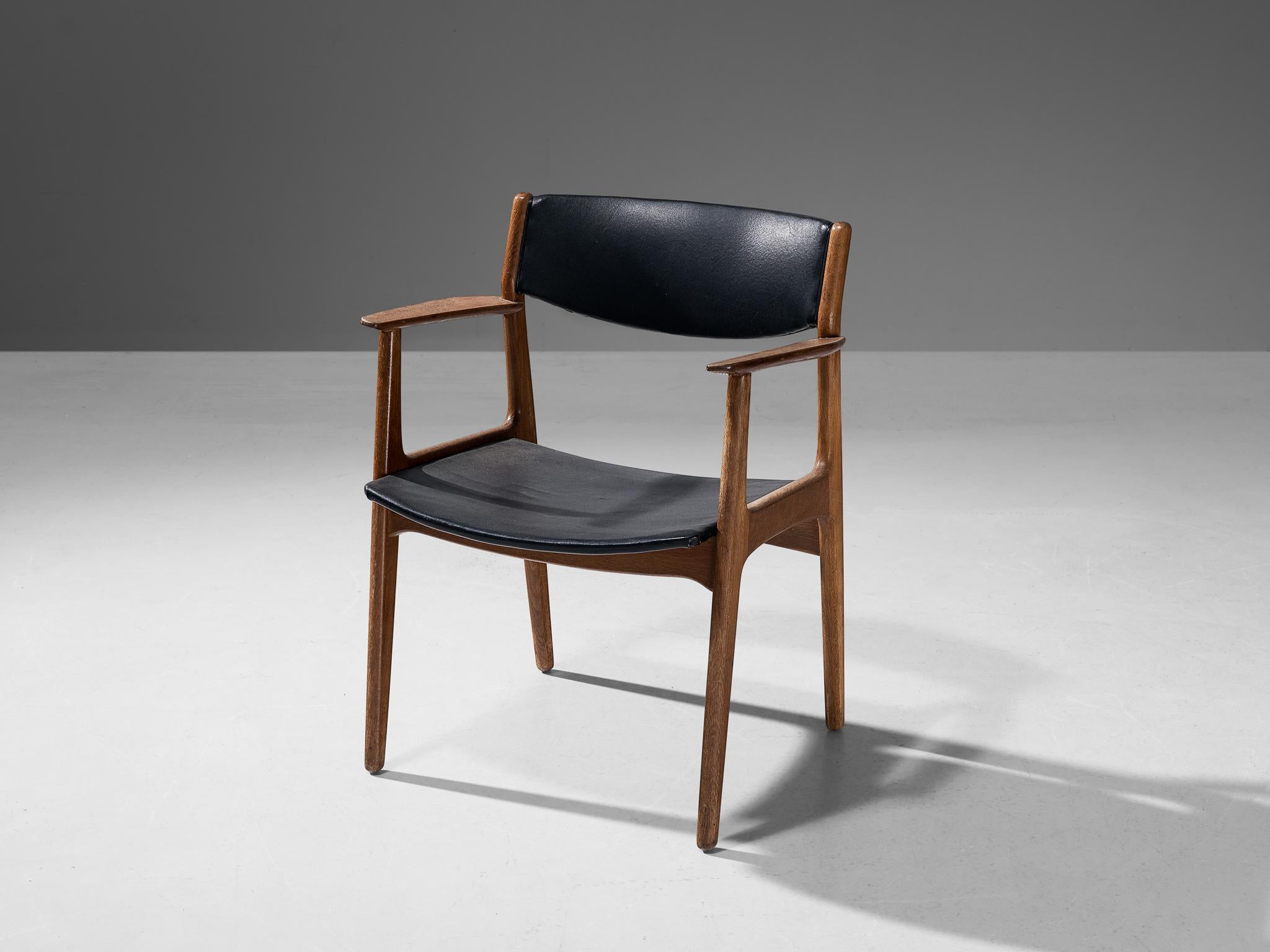 Ensemble danois de quatre fauteuils en Oak Oak et simili cuir noir en vente 4