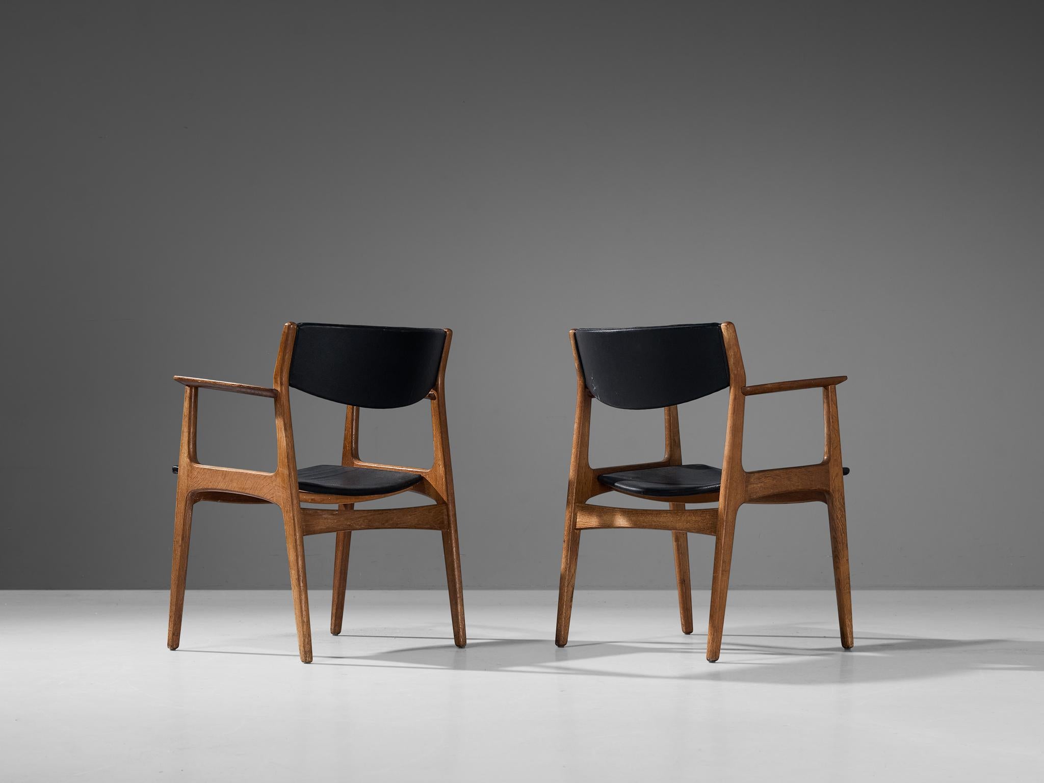 Scandinave moderne Ensemble danois de quatre fauteuils en Oak Oak et simili cuir noir en vente