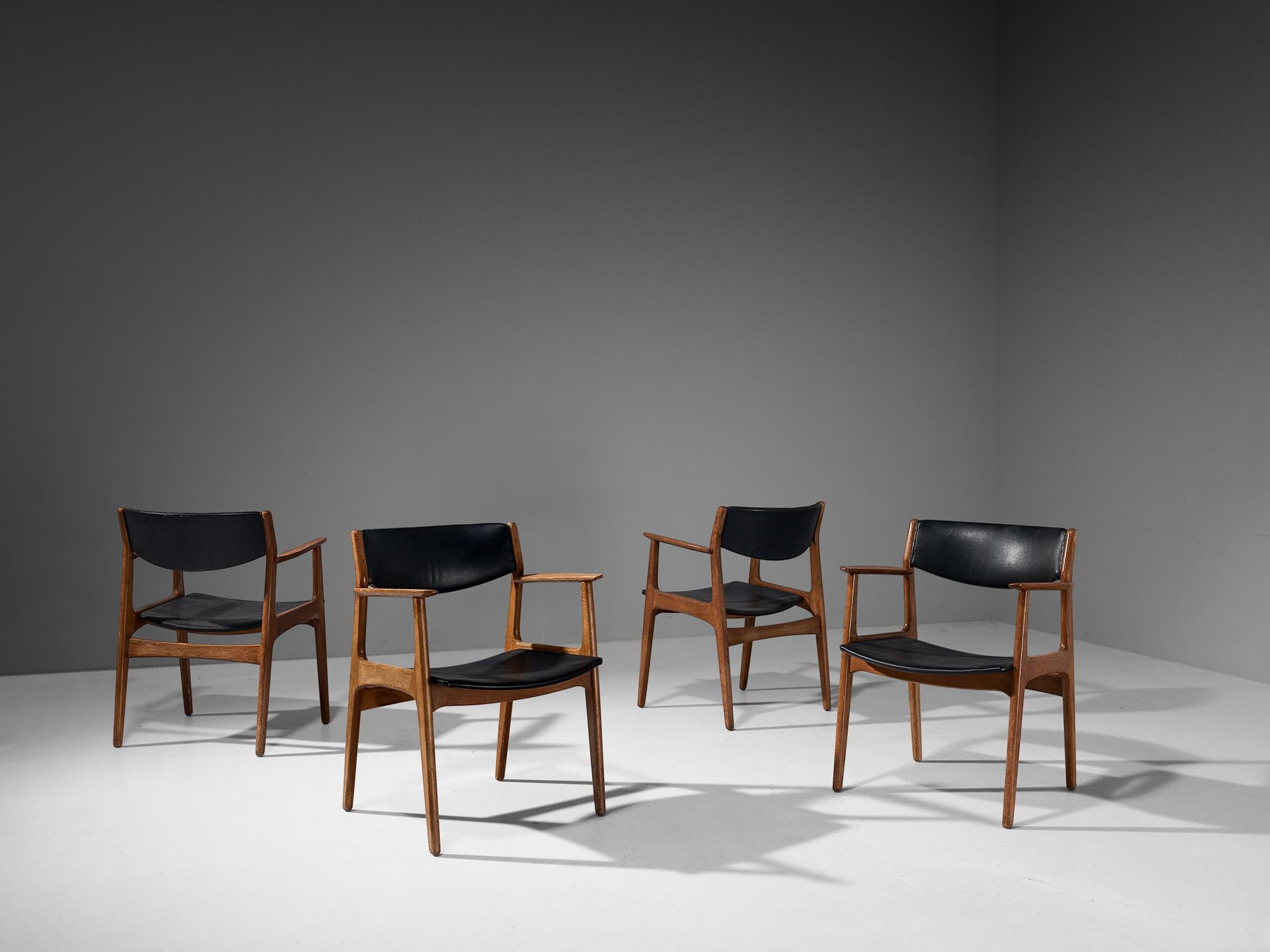 Danois Ensemble danois de quatre fauteuils en Oak Oak et simili cuir noir en vente