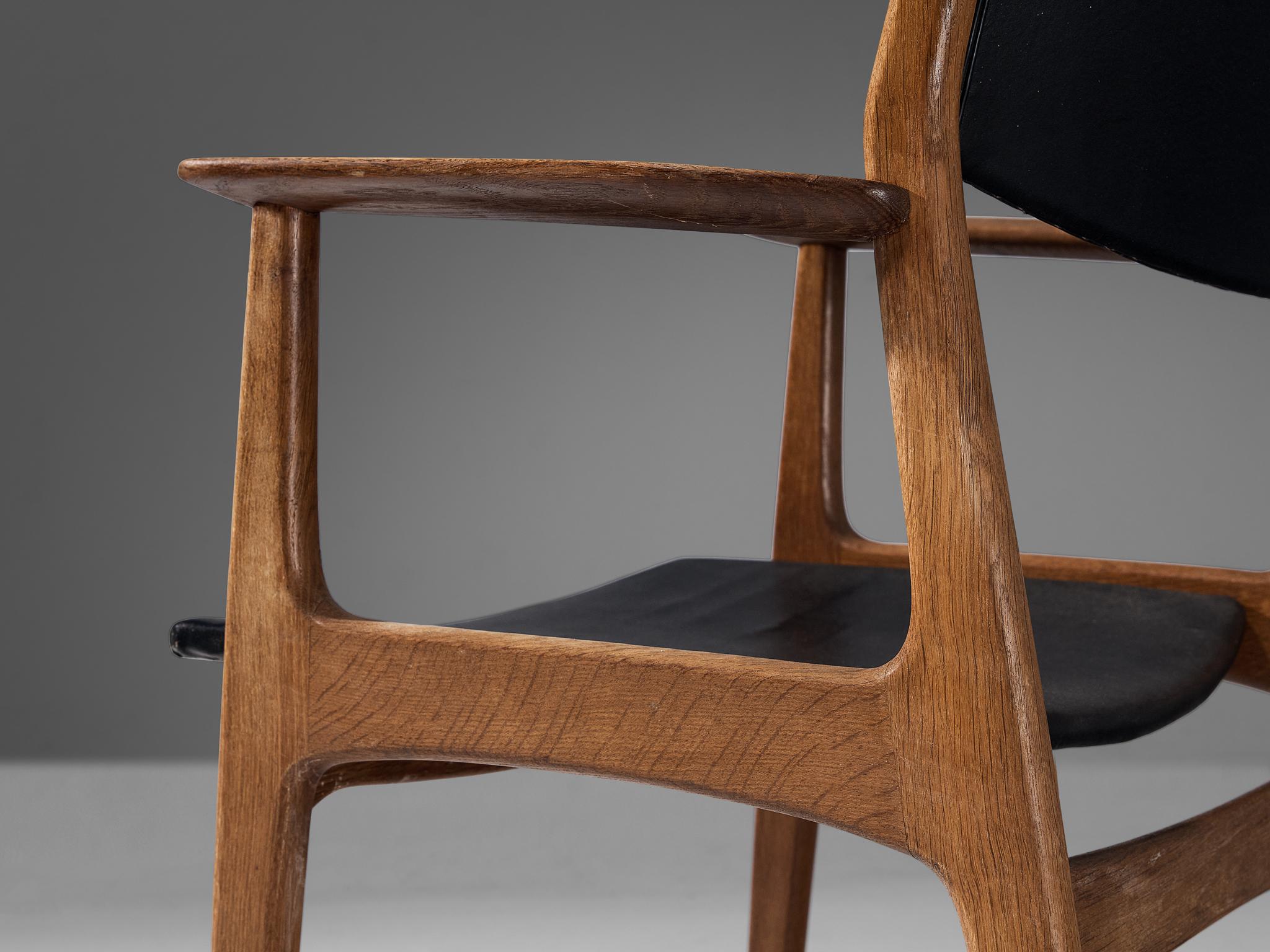 Dänisches Set aus vier Sesseln aus Eiche und schwarzem Leder (Mitte des 20. Jahrhunderts) im Angebot