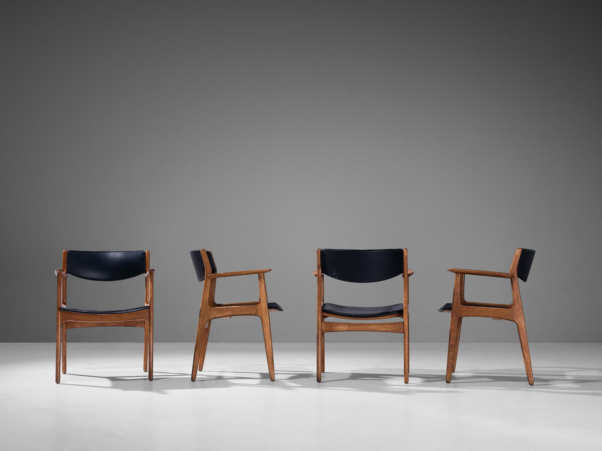 Dänisches Set aus vier Sesseln aus Eiche und schwarzem Leder (Kunstleder) im Angebot