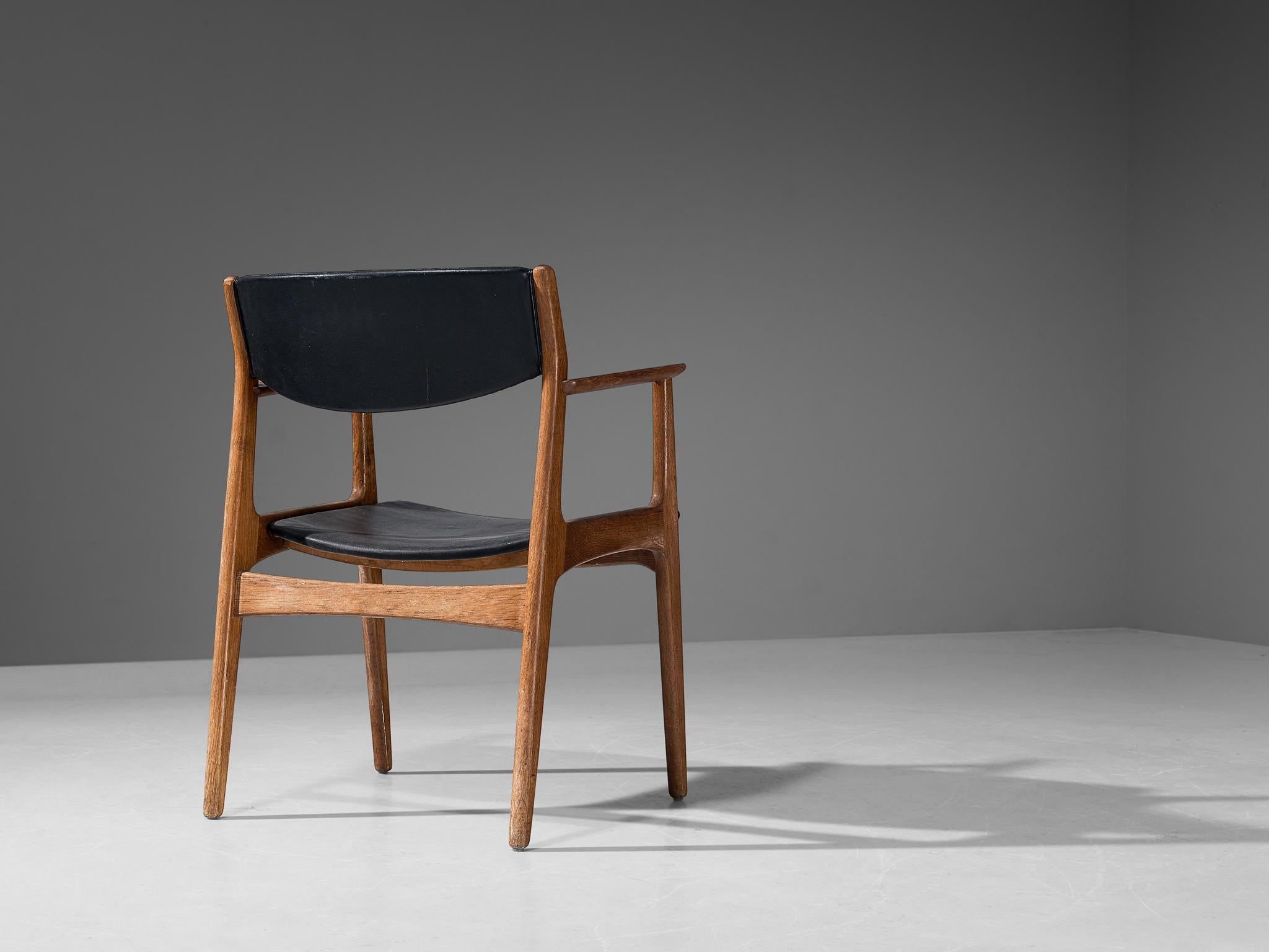 Imitation cuir Ensemble danois de quatre fauteuils en Oak Oak et simili cuir noir en vente
