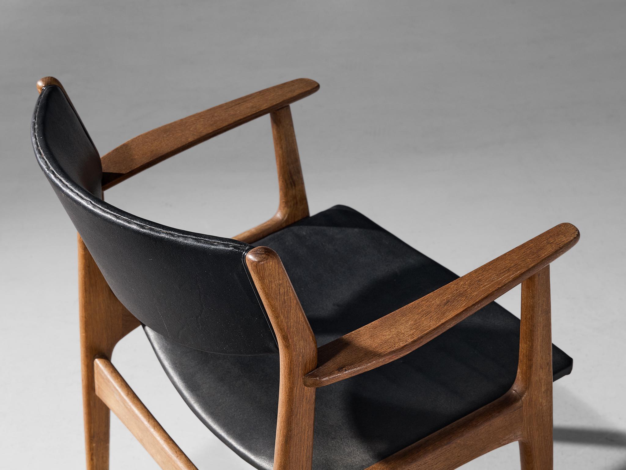 Ensemble danois de quatre fauteuils en Oak Oak et simili cuir noir en vente 1