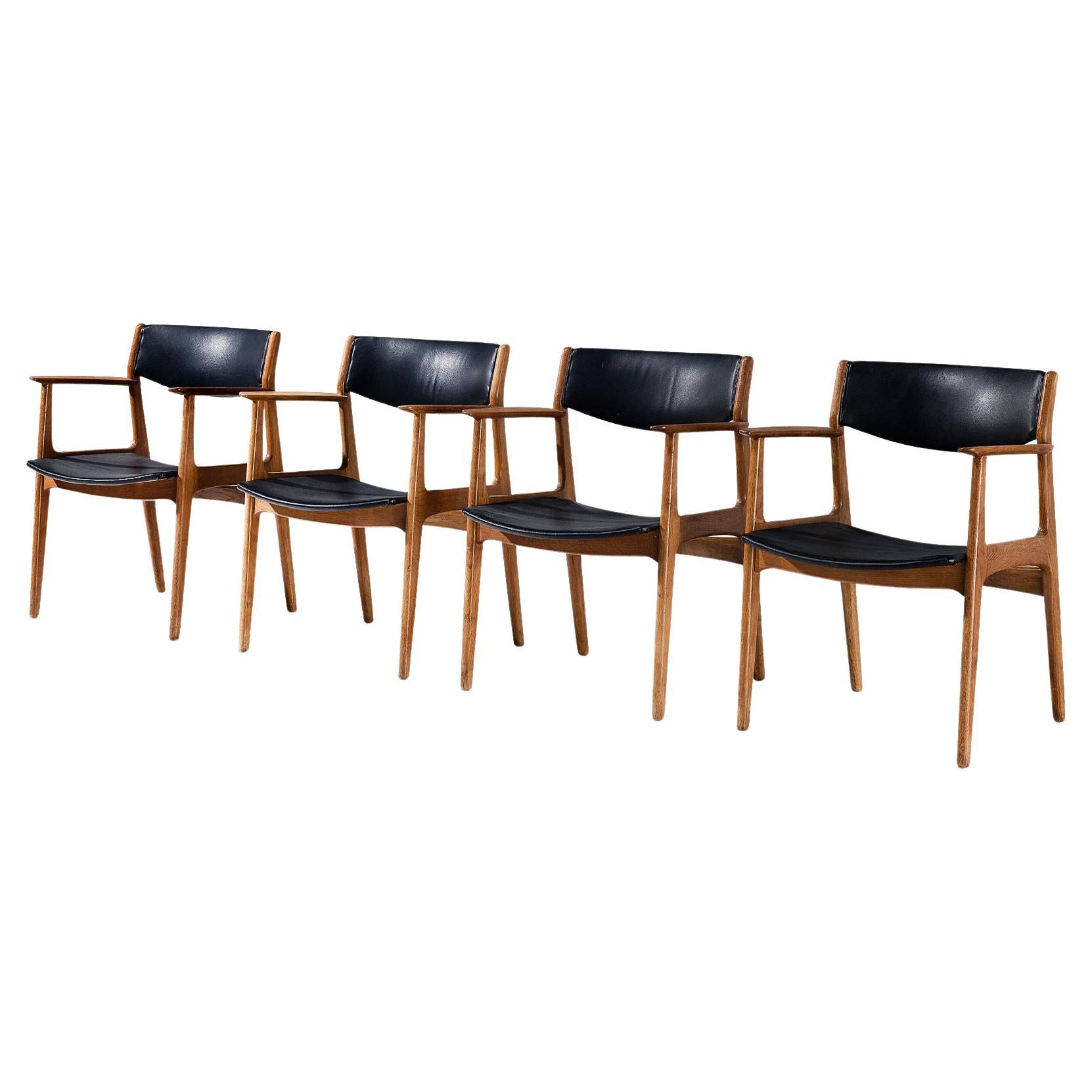 Ensemble danois de quatre fauteuils en Oak Oak et simili cuir noir en vente