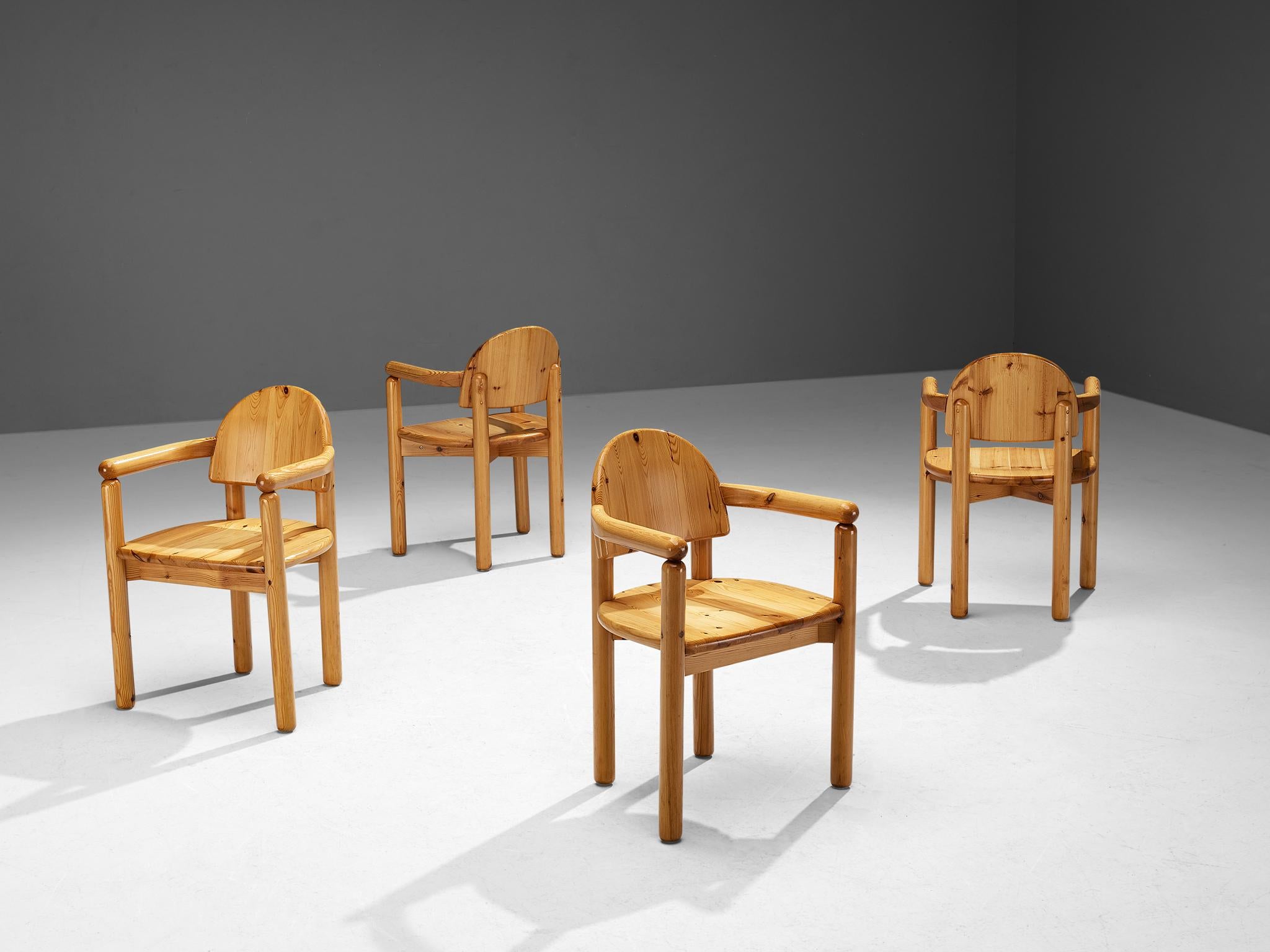 Ensemble de quatre fauteuils, pin, Danemark, années 1970.
 
Cet ensemble de quatre fauteuils danois présente de multiples caractéristiques. Le grain vif du bois de pin chaud contribue à l'expressivité naturelle des chaises. Sans coussin, l'assise