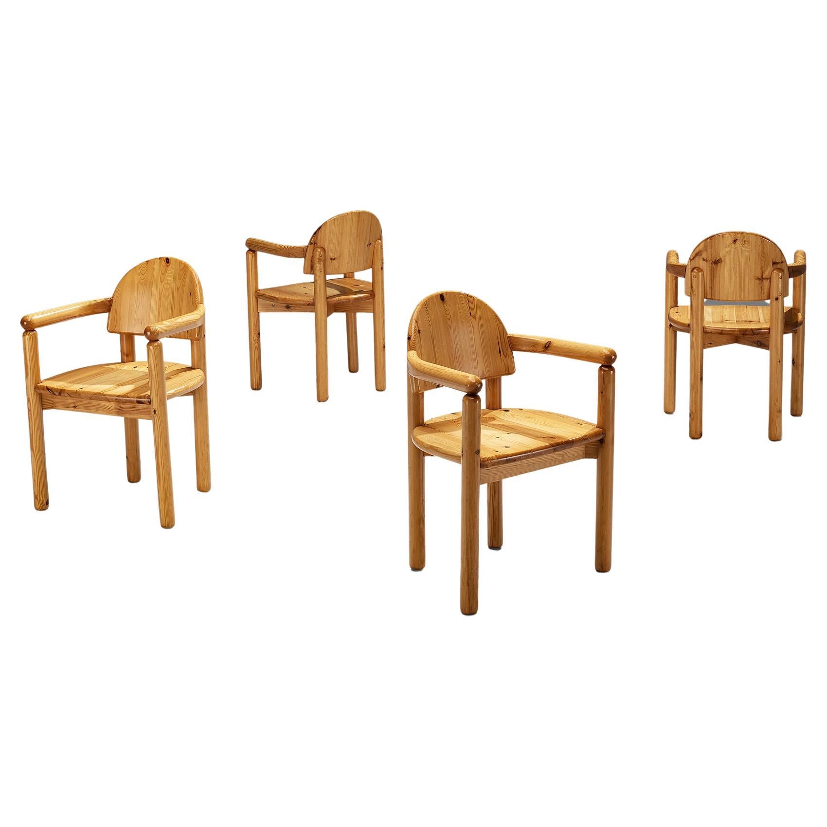 Ensemble danois de quatre fauteuils en pin massif  en vente