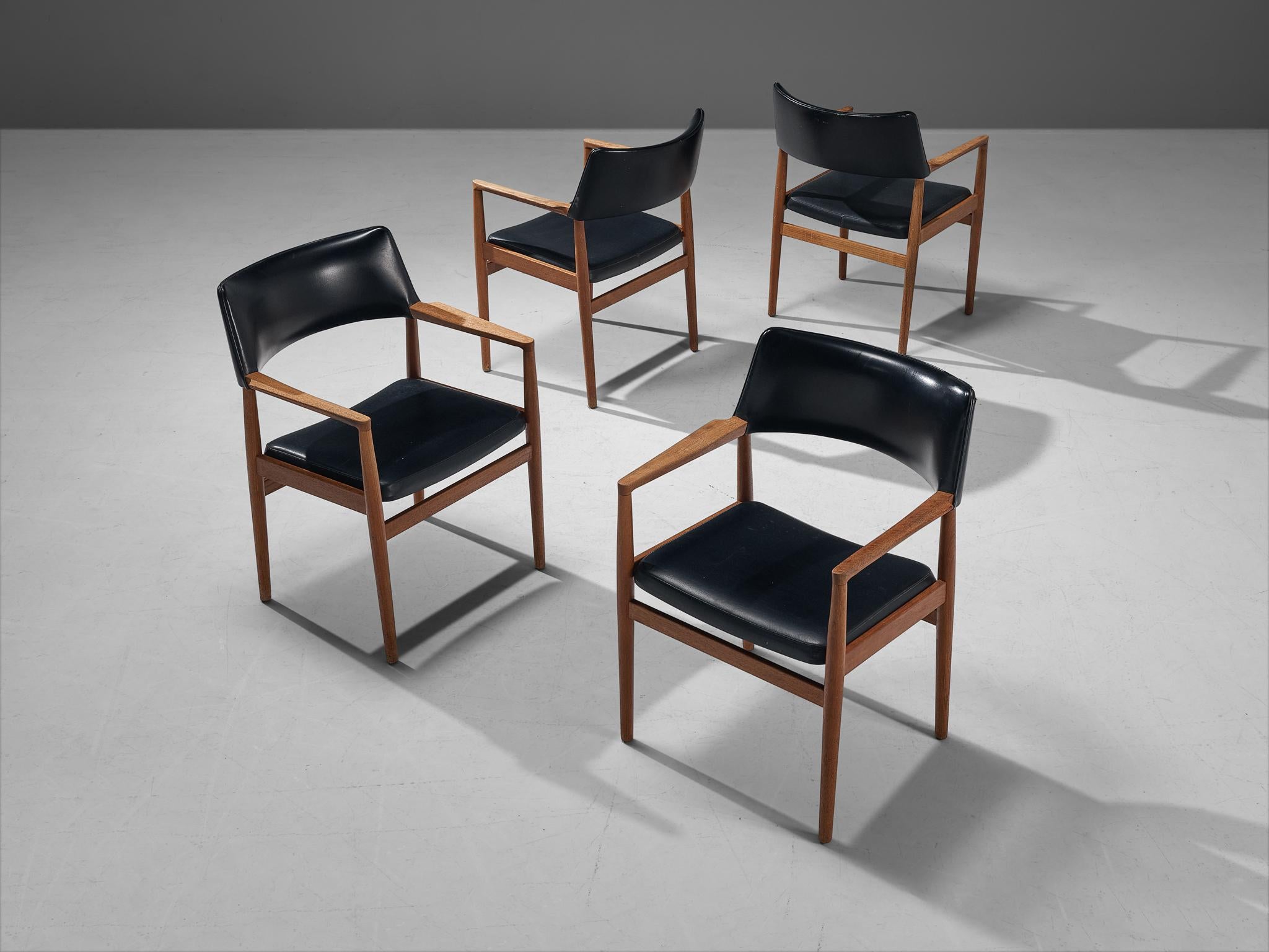 Scandinave moderne Ensemble danois de quatre chaises de salle à manger en teck et similicuir noir en vente