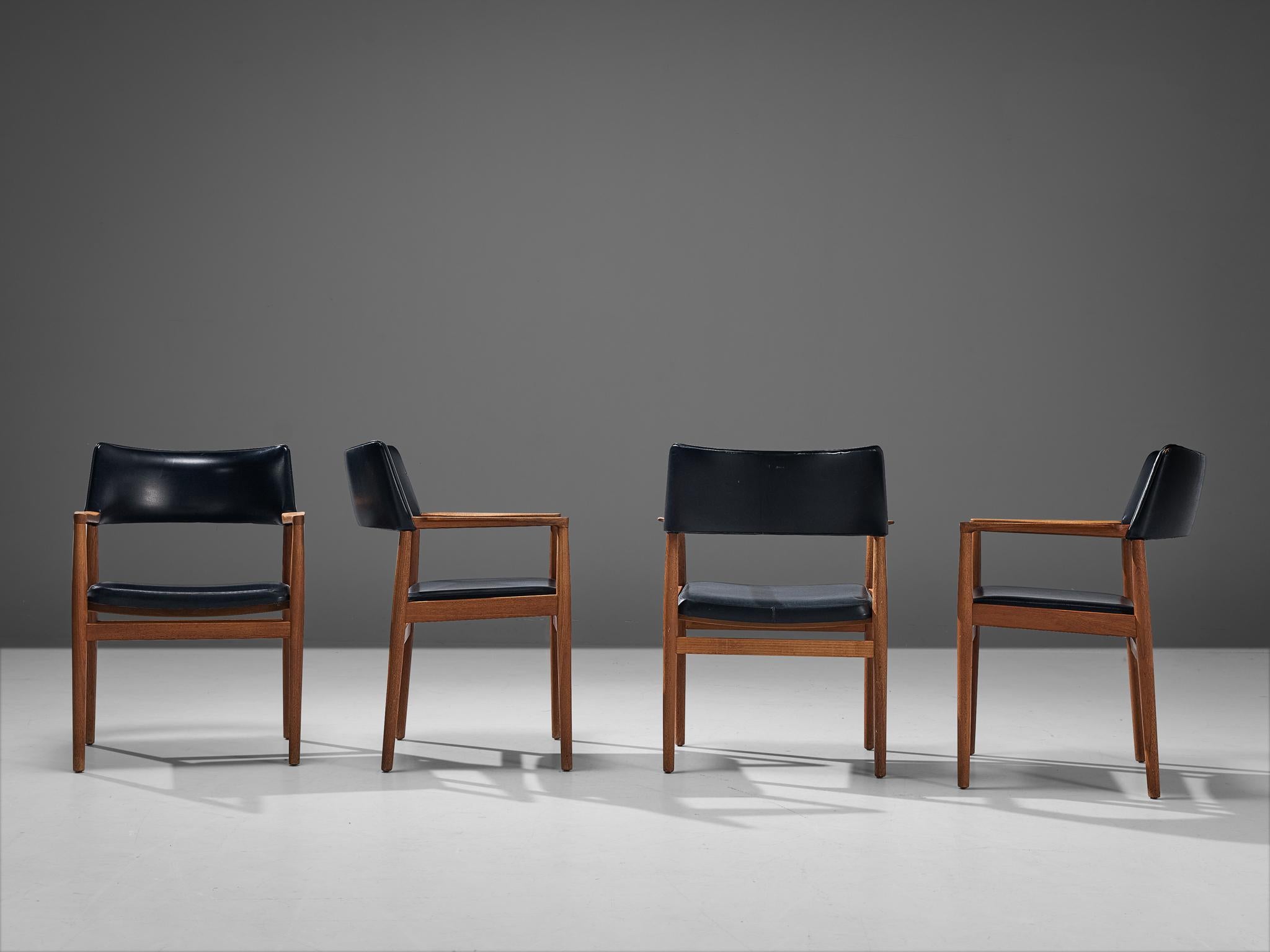 Milieu du XXe siècle Ensemble danois de quatre chaises de salle à manger en teck et similicuir noir en vente