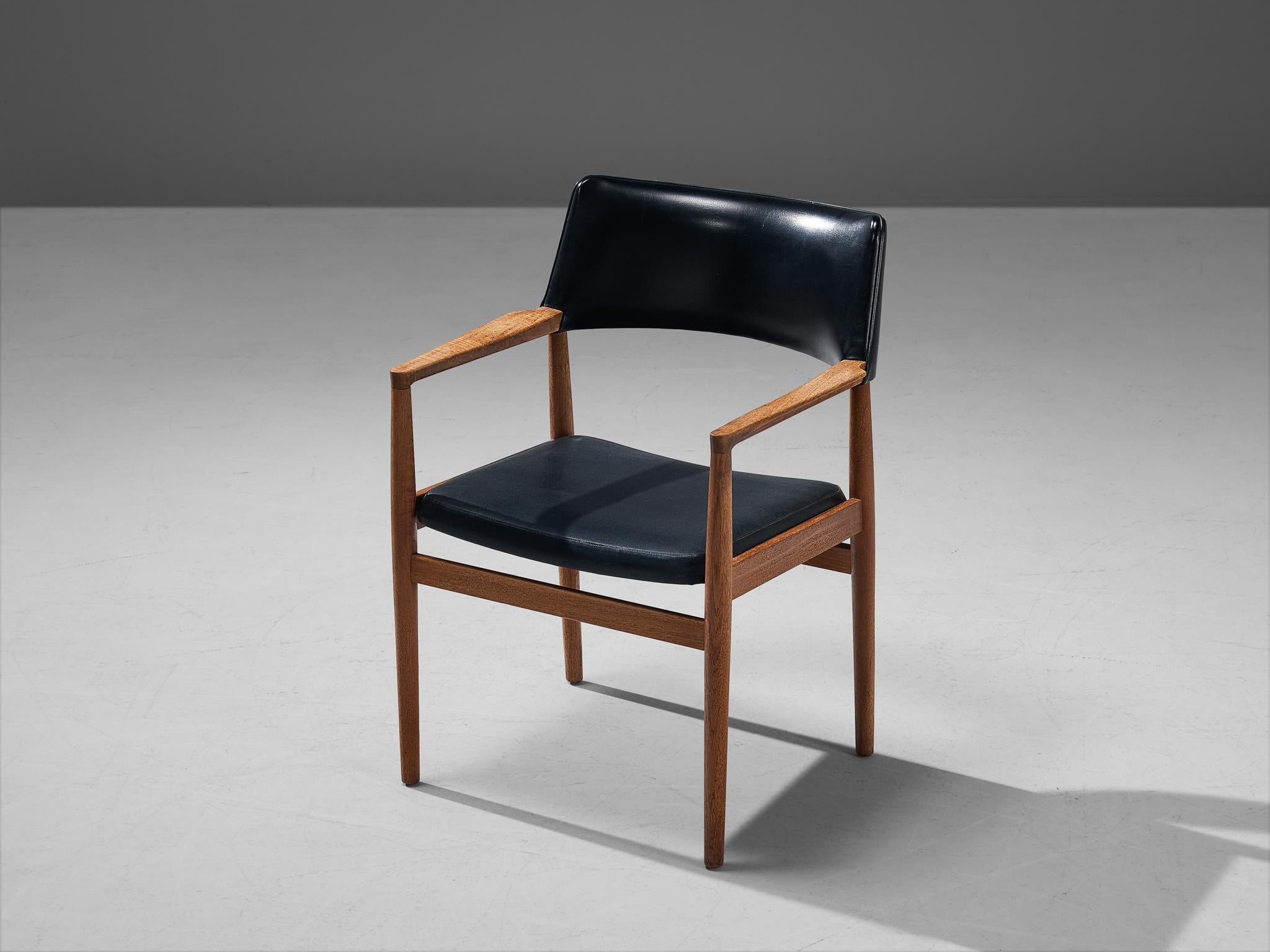 Imitation cuir Ensemble danois de quatre chaises de salle à manger en teck et similicuir noir en vente