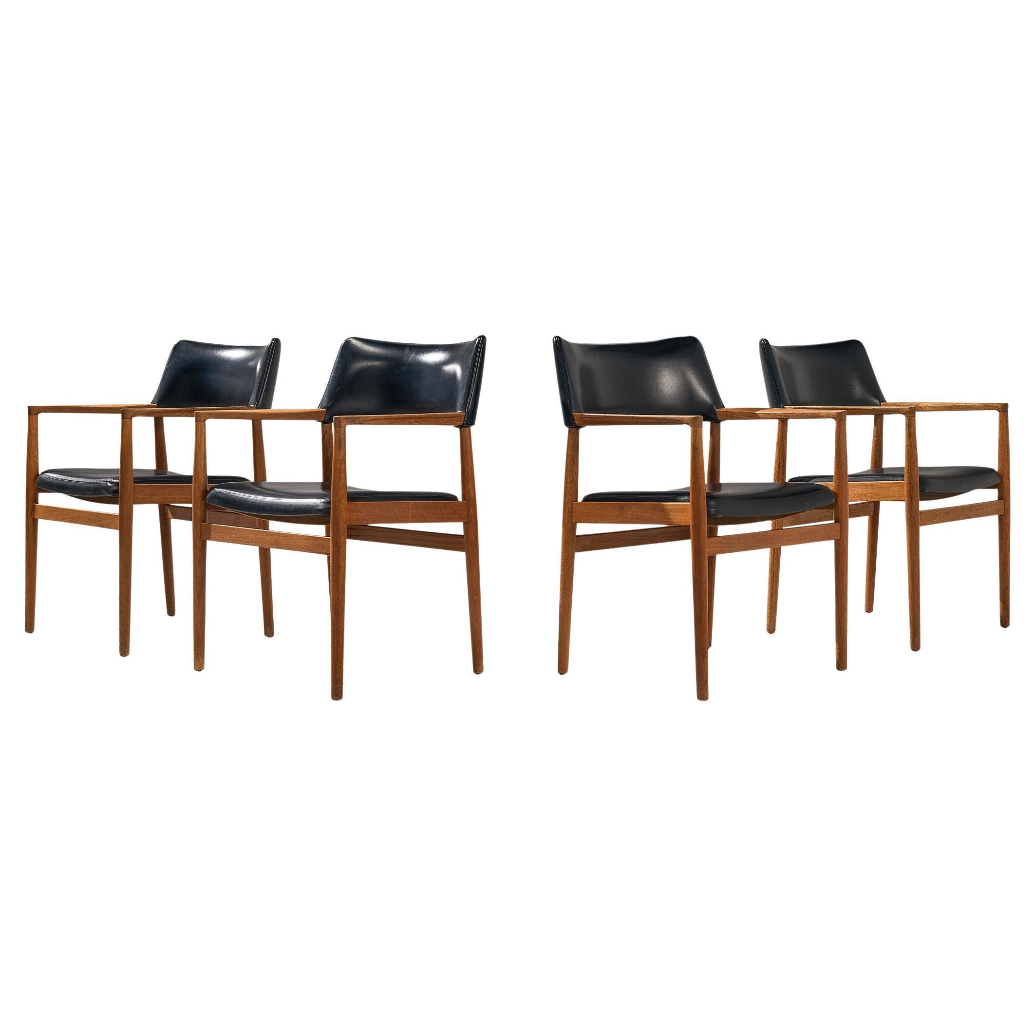 Ensemble danois de quatre chaises de salle à manger en teck et similicuir noir