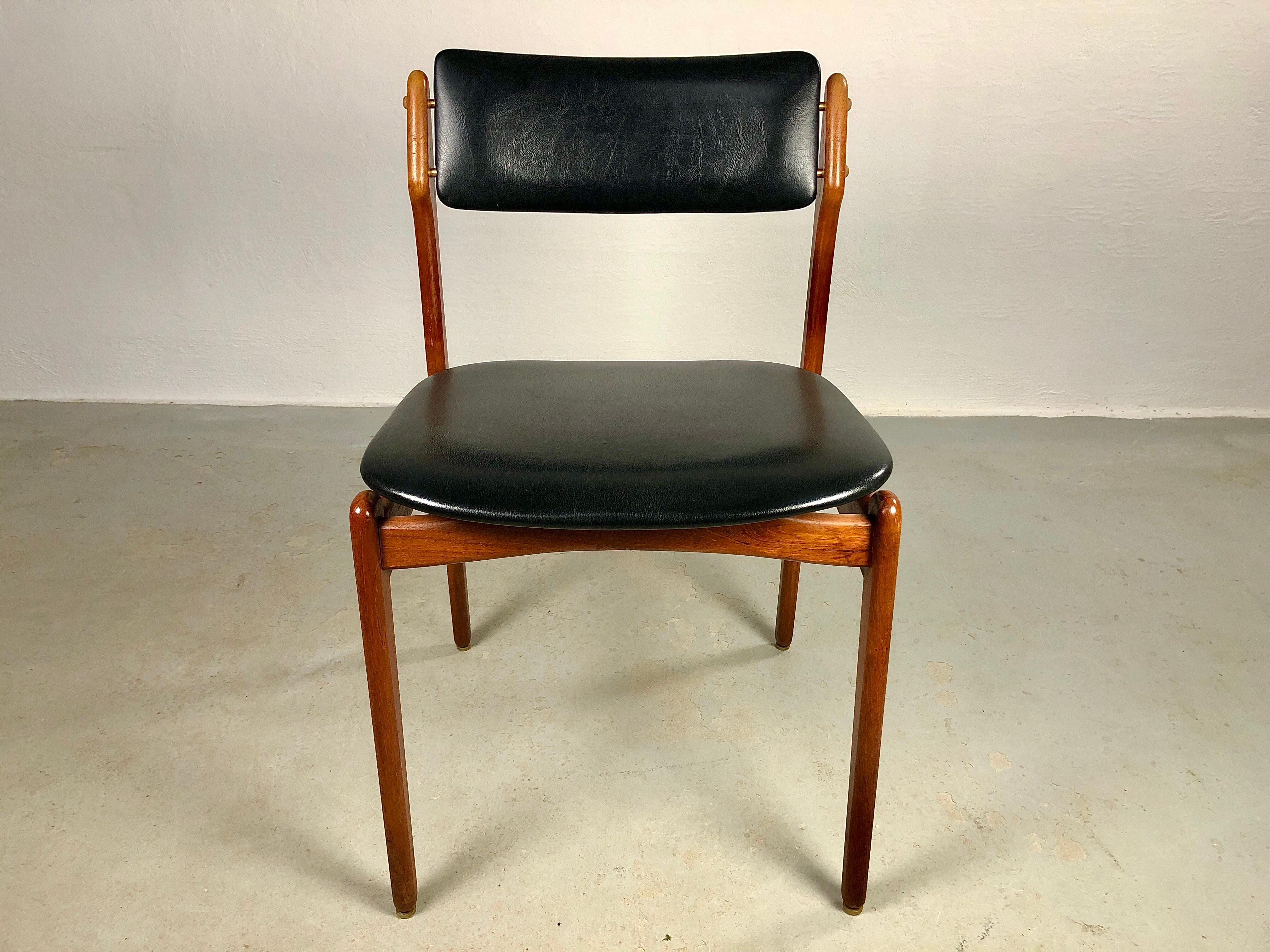 Scandinavo moderno Set danese di sei sedie da pranzo in teak Erik Buch completamente restaurate e tappezzate in vendita