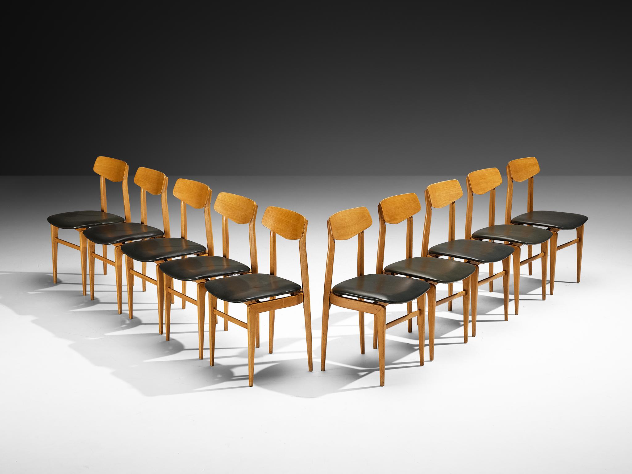 Satz von zehn Esszimmerstühlen, Buche, Kunstleder, Dänemark, 1960er Jahre 

Äußerst elegante Stühle, die an einem Ess- oder Konferenztisch eine gute Figur machen. Die scharf geformte Rückenlehne wird von zwei Säulenbeinen getragen, die sich in einer
