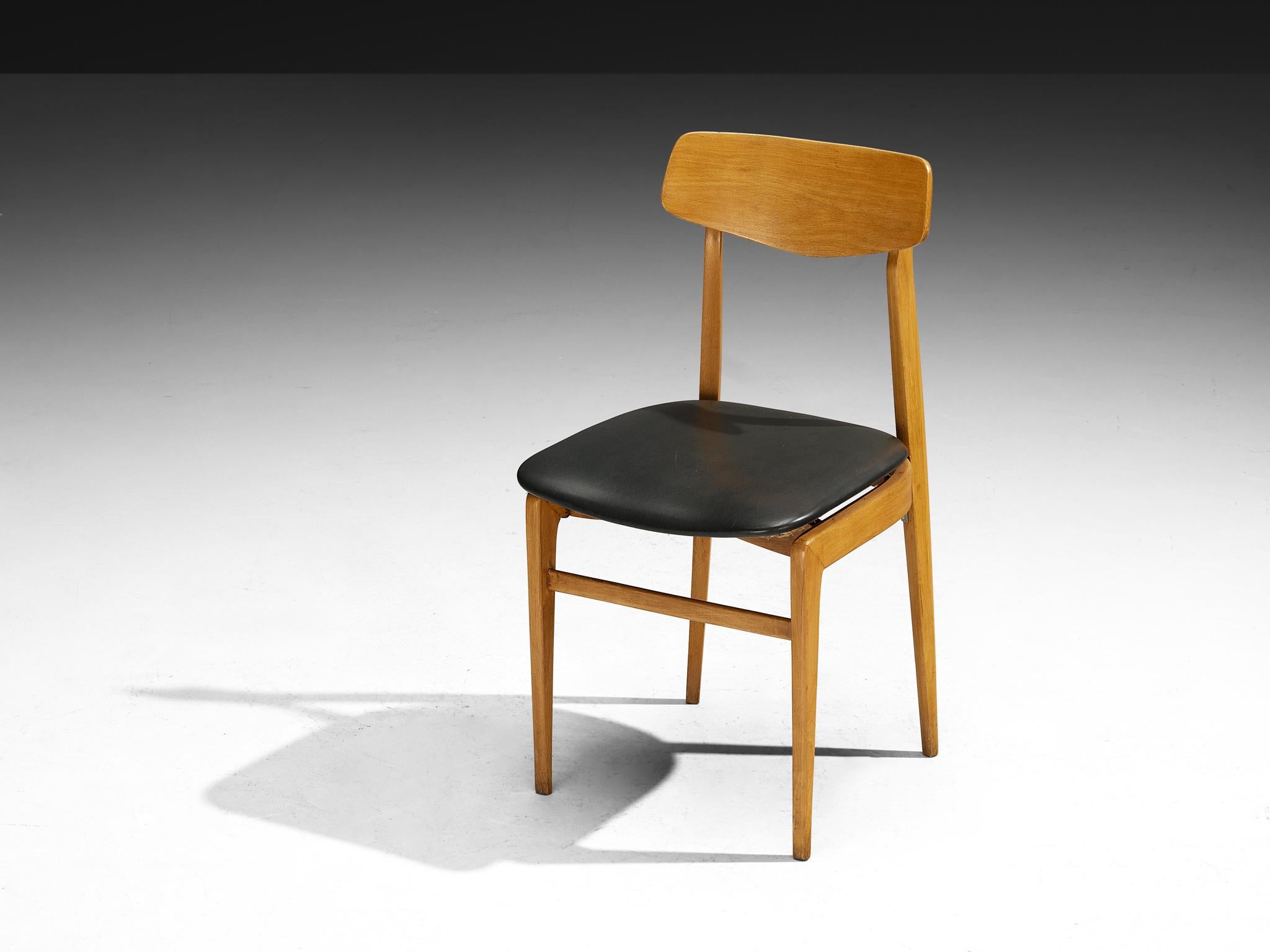 Dänischer Satz von zehn dänischen skulpturalen Stühlen aus blondem Holz (Kunstleder) im Angebot