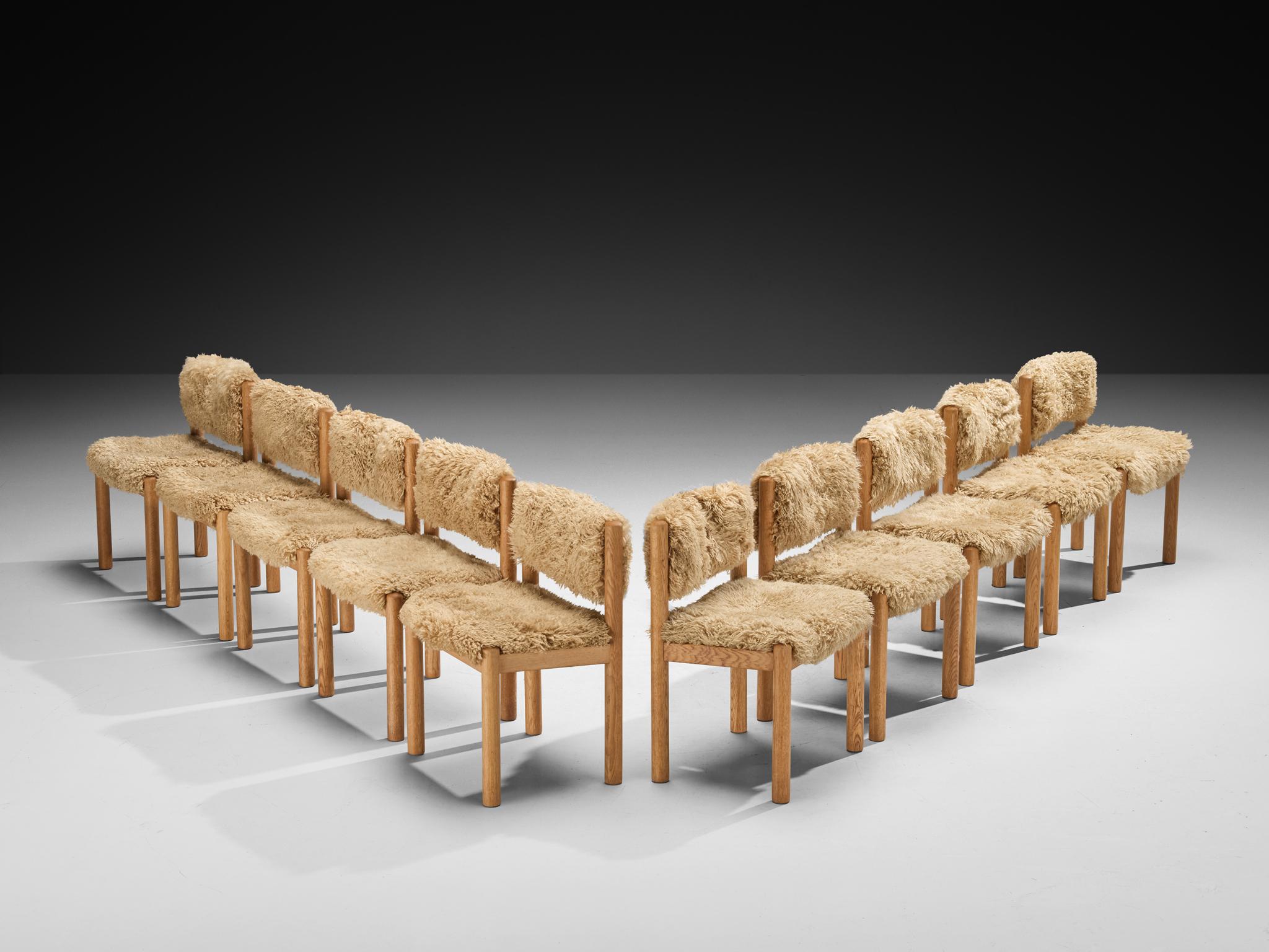 Set di dieci sedie da pranzo, Oak, rivestite in pelle di pecora, Danimarca, anni '60

Queste eleganti sedie da pranzo danesi sono realizzate in Oak e presentano una morbida imbottitura in pelle di pecora beige. Progettata senza braccioli, la sua