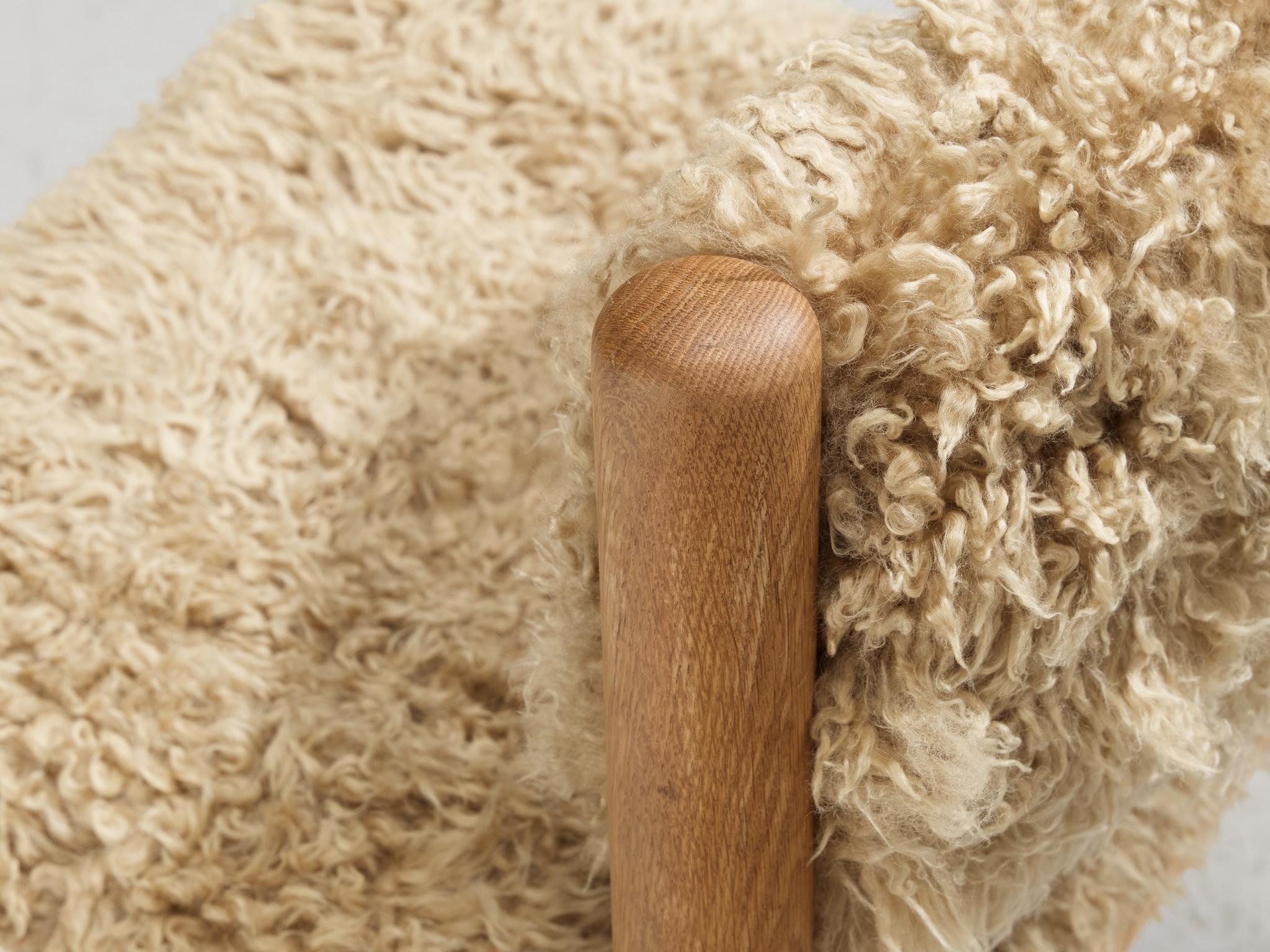 Set di dieci sedie da pranzo danesi in Oak e pelle di pecora in vendita 1